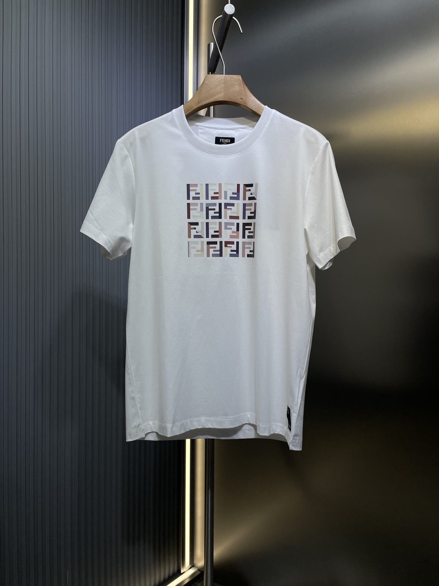 Fendi 2025🌟【Réplica de primera calidad】Nueva temporada de primavera/verano, camiseta de manga corta con estampado de b…