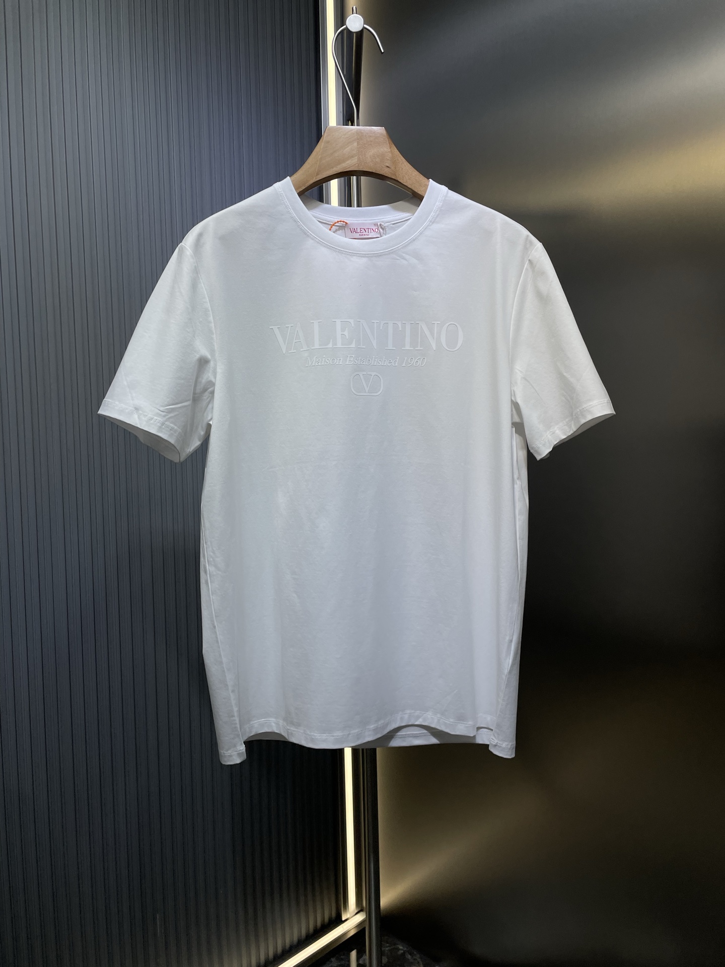 Valentino🌟【顶级原单】 (华伦天奴)25SS春夏新品立体印花圆领短袖T恤，胸前缀饰品牌立体字母设计，经典休闲单品更显精致，极简风格设计，不束缚不挑人的款式，简洁又好搭的一款Tee，采用80支双股丝光棉面料制成，面料质感高端、柔…