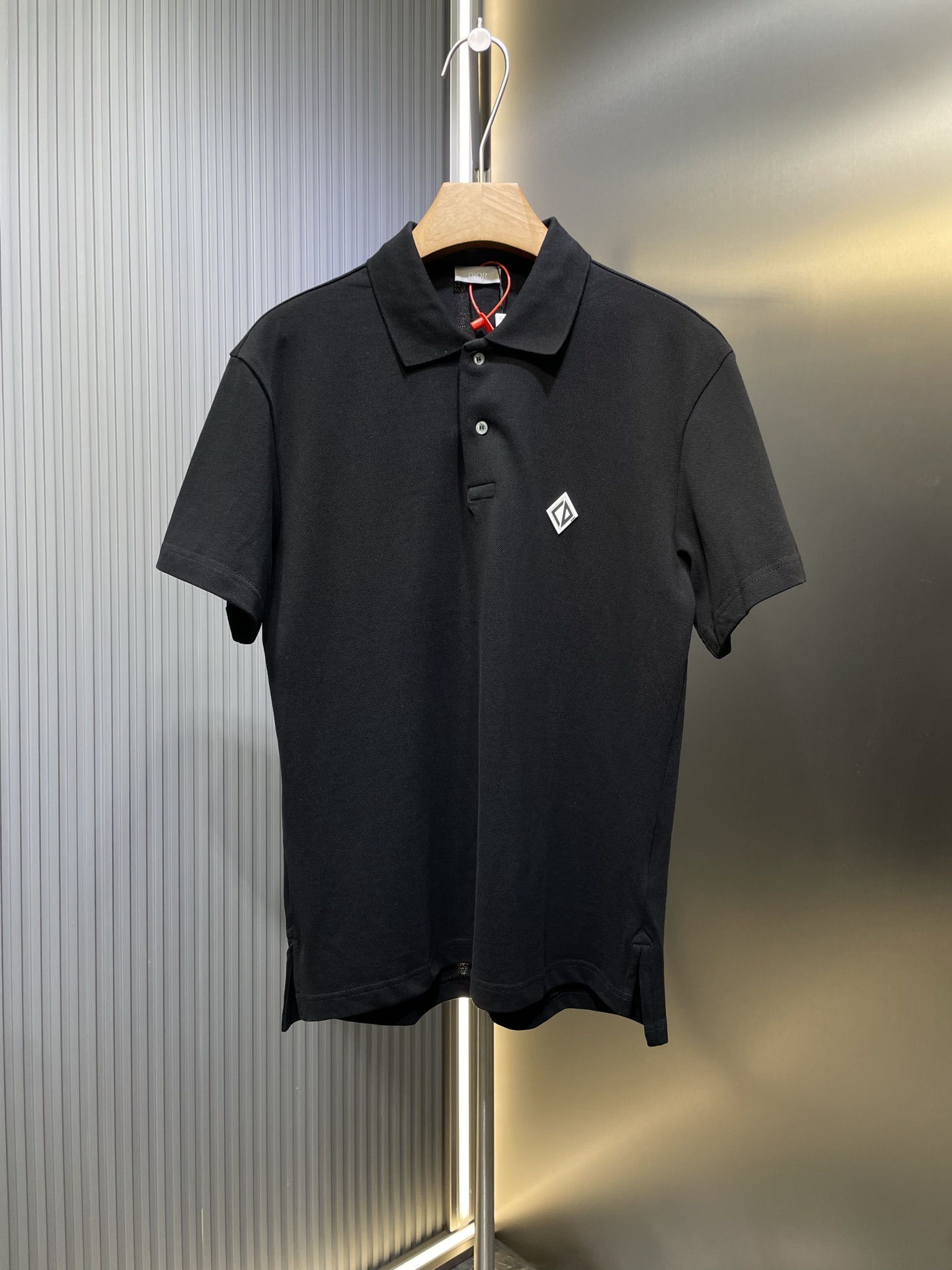 NO:161091,Dior Diamond [Top Original List] Patch polo shirt custom beaded pure cotton stiletto, breathable air cotton, enjoy the cloud-like cotton feeling, soft and smooth, and interprets the ultimate low-key and luxury with its deep black like the night sky. The Dior Diamond rubber patch logo on the chest is vividly displayed on the clothes, showing unique identity and charm, noble choice, extraordinary taste, Craft 1: Use imported special aircraft infrared positioning 