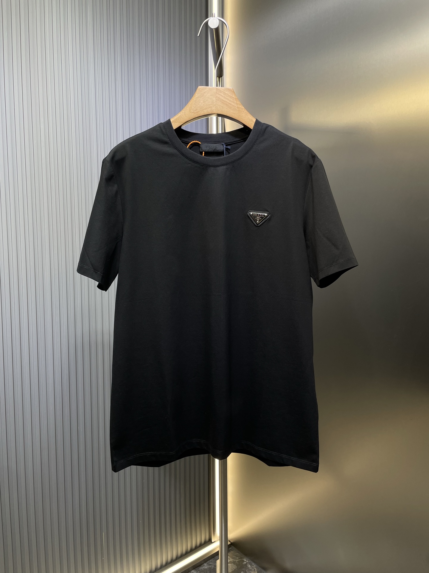 NO:161099,Prada (Prada) [Top Original Single] 25SS Spring and Summer New Triangle Leather Brand Hardware Round Neck Short-Sleeve T-shirt, Front Embellishment Brand Triangle Hardware Leather Mark Design, redefines the ever-evolving iconic style and injects new ideas into men's wardrobe. Made of 80 double-strand mercerized cotton fabric, the fabric has a high-end texture, soft and silky, excellent elasticity, anti-wrinkle and yellowing, and it is not easy to deform after wearing it for a long time; color black and white sizes-xxxl,,prada,prada,T-shirt,tees,t-shirt,alexander wang19860909Prada (普拉达)【顶级原单】25SS春夏新品三角皮牌五金圆领短袖T恤,正面缀饰品牌三角五金皮标设计,重新定义了不断演变的标志性风格,为男士衣橱注入新意.采用80支双股丝光棉面料制成,面料质感高端、柔软丝滑,弹性优良抗皱抗黄,久穿久洗不易变形；颜色黑色 白色 sizes-xxxl,,prada,prada,T-shirt,tees，t-shirt,alexander wang,Men's clothing