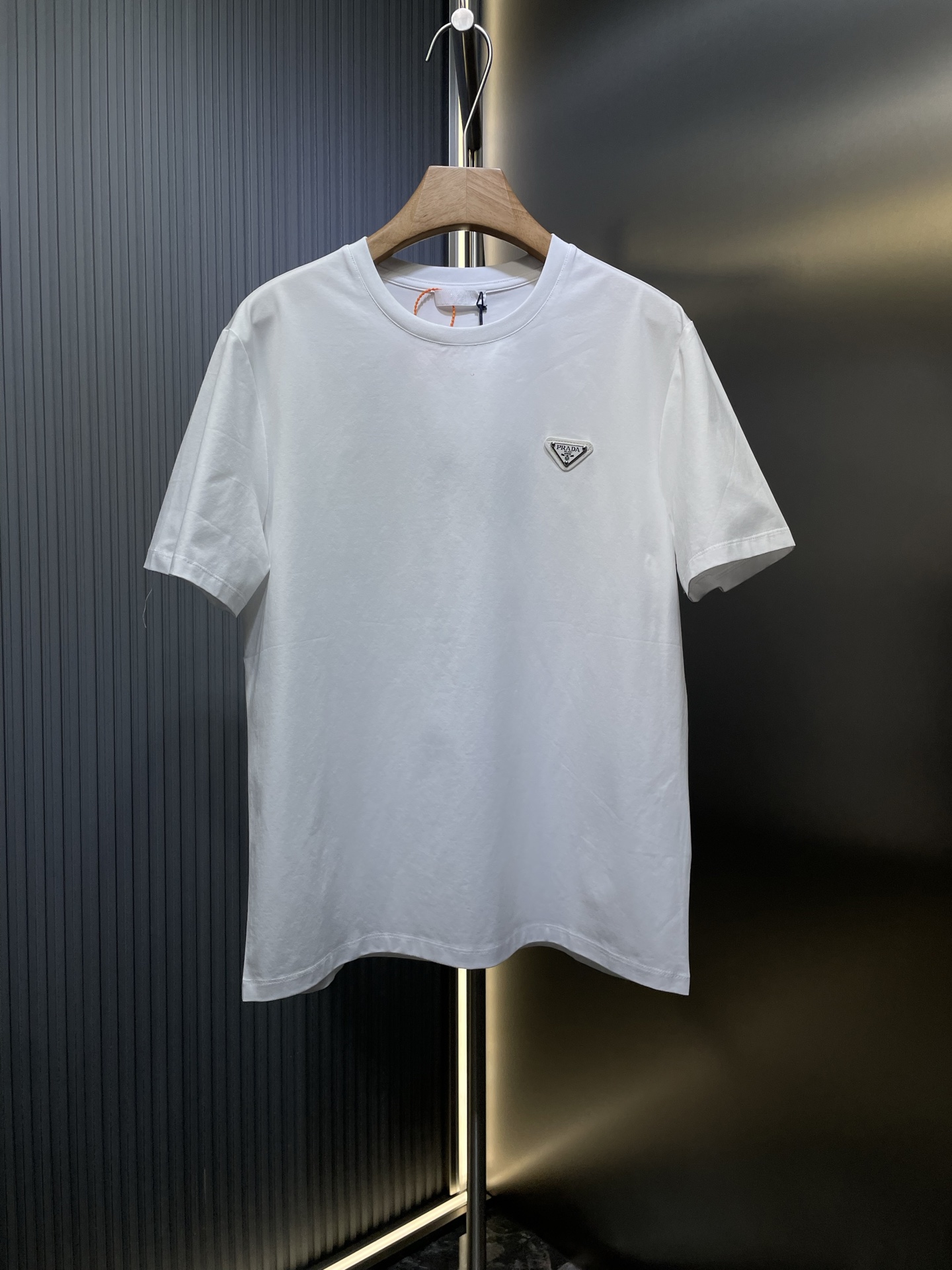 NO:161105,Prada (Prada) [Top Original Single] 25SS Spring and Summer New Triangle Leather Brand Hardware Round Neck Short-Sleeve T-shirt, Front Embellishment Brand Triangle Hardware Leather Mark Design, redefines the ever-evolving iconic style and injects new ideas into men's wardrobe. Made of 80 double-strand mercerized cotton fabric, the fabric has a high-end texture, soft and silky, excellent elasticity, anti-wrinkle and yellowing, and it is not easy to deform after wearing it for a long time; color black and white sizes-xxxl,,prada,prada,T-shirt,tees,t-shirt,alexander wang19860909Prada (普拉达)【顶级原单】25SS春夏新品三角皮牌五金圆领短袖T恤,正面缀饰品牌三角五金皮标设计,重新定义了不断演变的标志性风格,为男士衣橱注入新意.采用80支双股丝光棉面料制成,面料质感高端、柔软丝滑,弹性优良抗皱抗黄,久穿久洗不易变形；颜色黑色 白色 sizes-xxxl,,prada,prada,T-shirt,tees，t-shirt,alexander wang,Men's clothing