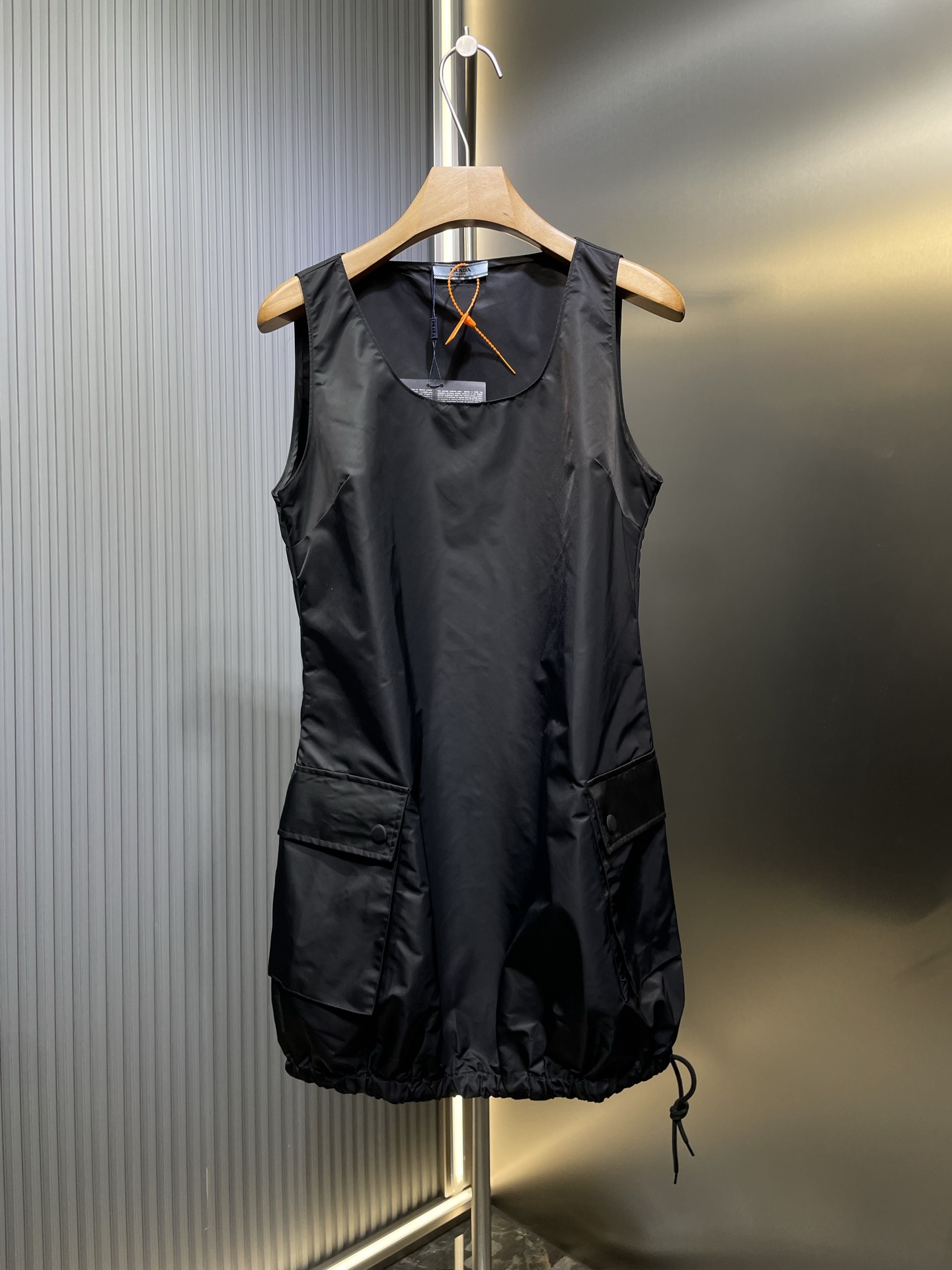 NO:161108,prada [Top Original List] 25 Spring and Summer New Working Large Pocket Nylon Vest Dress High-version Development Prd releases playful nylon vest skirts every year. They are so classic, just like the past, small A-line doll skirt tailored, sweet and age-reducing. It uses customized light nylon fabric, delicate feel, comfortable to wear and draping, and cool tones of high-end black is also very easy to match!  A-line vest skirt is cut with a large opening U-line collar suitable for various stackings. The back is decorated with the iconic triangle logo logo enamel highlights the iconic elements. The large pocket design of hem is the highlight. The hem drawstring is super cute and age-reducing. The skirt hem drawstring can be adjusted at will. YB's customized logo hardware is exquisite inside and outside. It looks good when wearing it alone or layered T-shirts and shirts!  sizes m l, prada, skirts,tees,t-shirt,alexander wang19860909prada【顶级原单】25春夏新品工装大口袋尼龙背心裙高版开发Prd每年都会出的俏皮尼龙背心裙,太经典了,一如既往小A字娃娃裙剪裁,甜美减龄 采用定制的轻盈尼龙面料,手感细腻,穿着舒适也有垂坠感,冷色调高级黑色也非常好搭配！减龄显瘦小A字背心裙裁剪,大开口U字领适合各种叠搭配哦,后背装饰标志性三角形logo徽标珐琅凸显标志性元素,下摆工装大口袋设计是亮点超级可爱又减龄,裙摆抽绳可以随意调节造型,yb定制的logo五金,里外做工精致,单穿或者叠搭T恤、衬衣都好看！ sizes m l,,prada,skirts,tees，t-shirt,alexander wang,Men's clothing