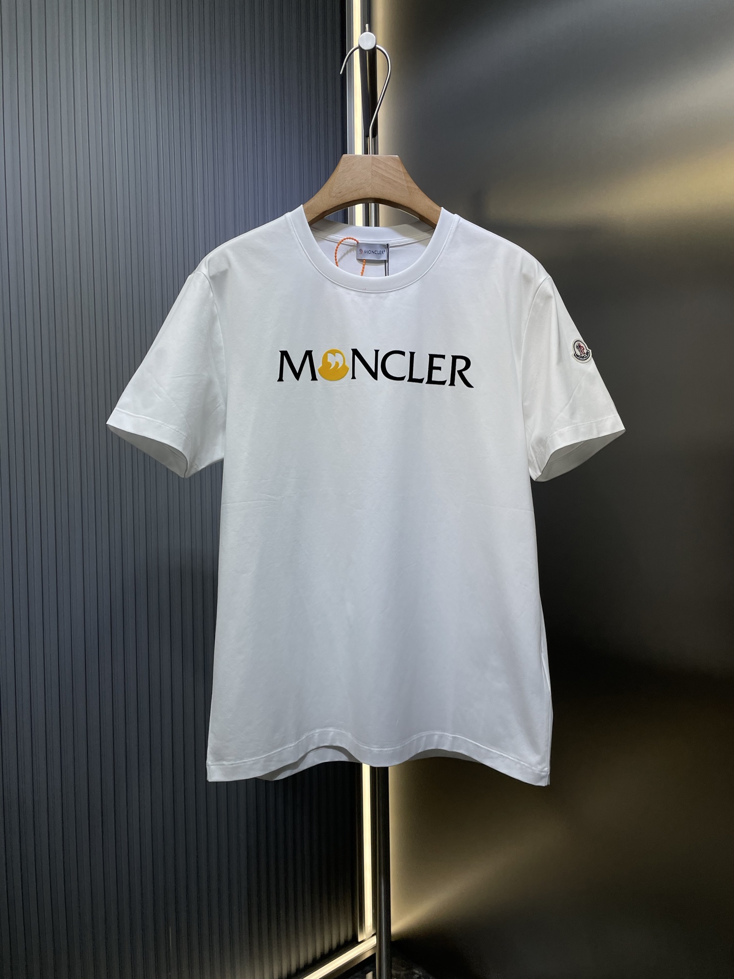 NO:161114,Moncler [Top Original List] 2025 Spring and Summer New Logo Flocking Print Short-Sleeve T-shirt; Customized counter synchronized 100 double-strand mercerated long-length cotton fabric, chest contrasting Moncler double comma flocking printing design, a simple and fashionable summer item, with many customers' intentions, a hot product sold out as soon as the counter is on the shelves. Sizes-xxxl,,christian louboutin,T-shirt,tees,t-shirt,alexander wang19860909Moncler【顶级原单】2025春夏新品Logo植绒印花短袖T恤；定制柜台同步100支双股丝光长绒棉面料,胸前撞色Moncler双逗号植绒印花设计,简约时尚的一款夏季单品,客定意向非常多,柜台一上架就卖断货的一款爆品 sizes-xxxl,,christian louboutin,T-shirt,tees，t-shirt,alexander wang,Men's clothing