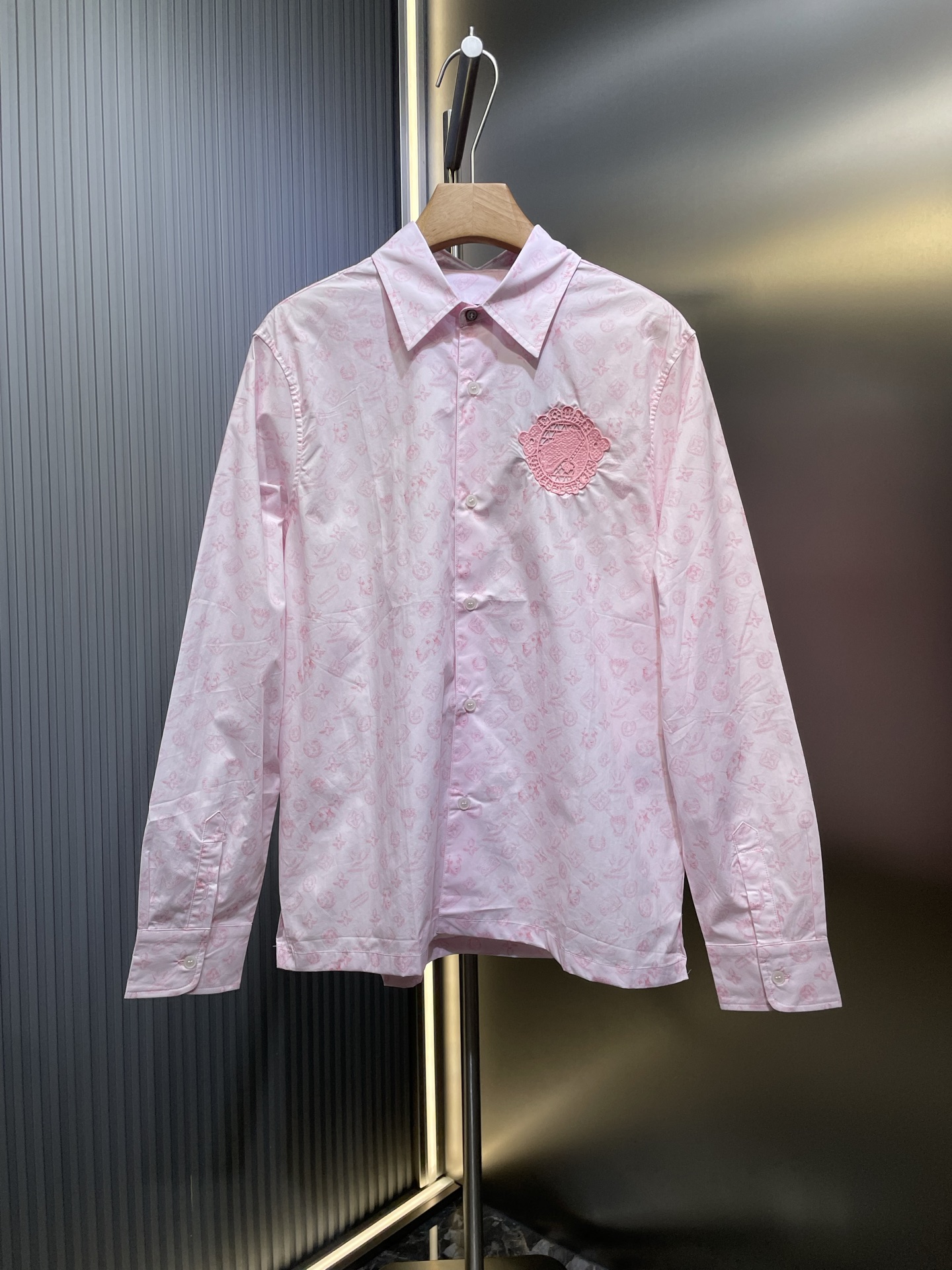 NO:161095,LOUIS VUITTON [Top Original List] Full-print hollow jacquard shirt. The craftsmanship description uses customized jacquard fabric to show the creative aesthetics of the brand and the cooperative series. It reinterprets the pattern with soft tones, pastry prints and the artist's favorite fox hunting terrier elements. The series mascots are integrated into the chest embroidered lace patches to add joy to the exquisite design. The overall line is straight and delicate, the fabric is comfortable and soft, and the color is consistent and there is no color difference. It can be matched with the same style to create a fashionable look, and control various occasions. Customized auxiliary materials are complete, and the same style for men and women!  SizeSMLXL, louis vuitton,shirts,alexander wang19860909LOUIS VUITTON【顶级原单】满印镂空提花衬衫 工艺说明采用定制提花面料,展现品牌与 合作系列的创意美学,以柔和色调、糕点印花和艺术家钟爱的猎狐梗元素重绎 图案,系列吉祥物融入胸前刺绣蕾丝贴饰,为考究设计再添欢欣气息,整体走线平直细腻,面料舒适柔软,颜色一致无色差 能与同款搭配营造时尚造型,驾驭各种场合,定制辅料,三标齐全,男女同款！ SizeSMLXL,,louis vuitton,shirts,alexander wang,Men's clothing