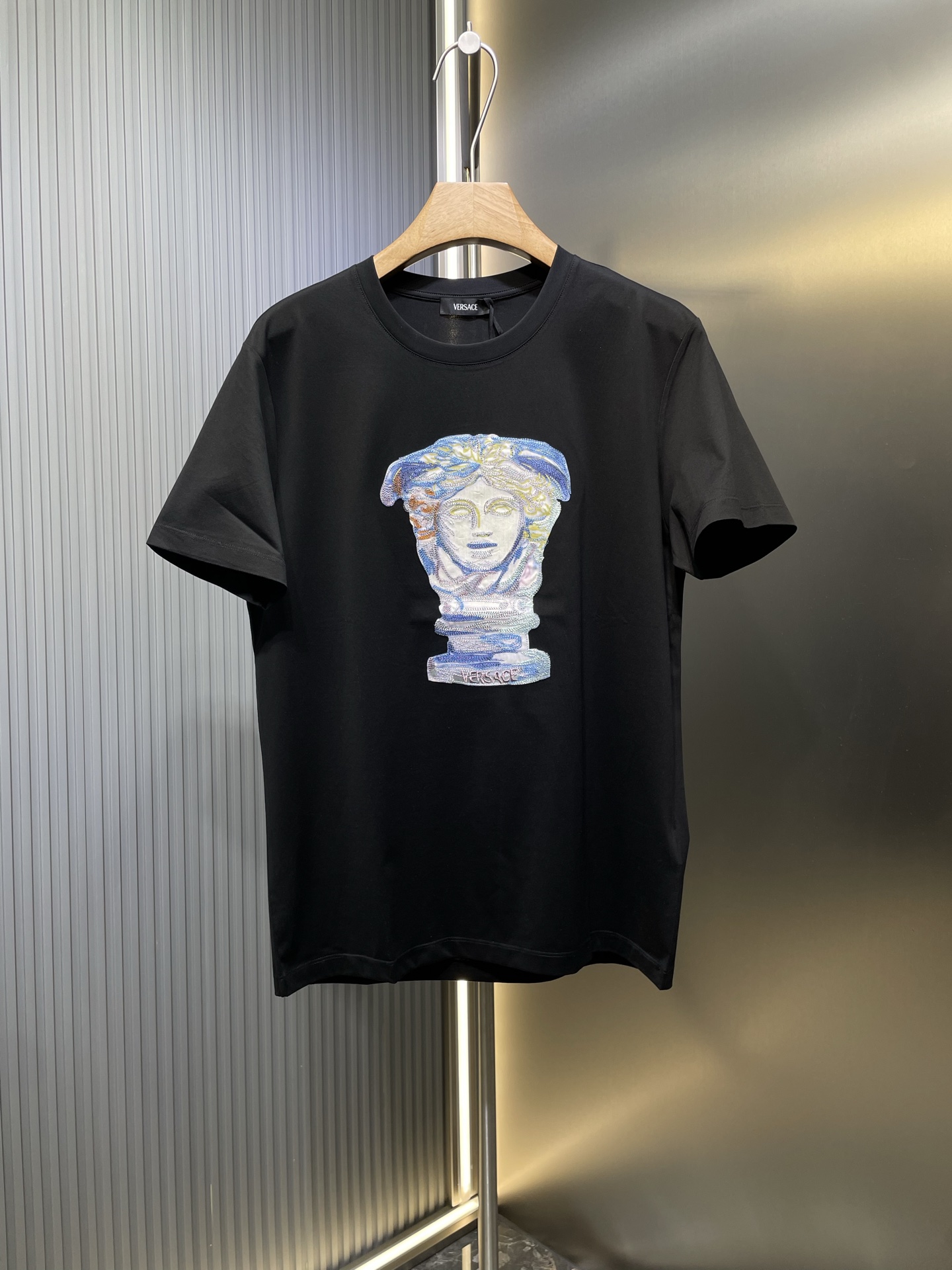NO:161101,Versace [Top Original List] 2025 spring and summer new product medusa Head 10-needle patch embroidered short-sleeved T-shirt; custom made of 100 double-strand mercerized Meisu Pima long velvet cotton, comfortable, breathable and soft, a very good fabric!  Medusa Head Heavy Industry Embroidery Technology on the chest, Medusa Trophy Multi-craft Design, Mulberry Silk Silk Applique Embroidery and Painting Technology, a very popular summer product worth looking forward to. It is definitely enough to wear it out. Sizes-xxxl, versace, T-shirt, tees, t-shirt, real silk, alexander wang19860909Versace【顶级原单】2025春夏新品medusa Head万针贴布刺绣短袖T恤；定制100支双股丝光美苏皮马长绒棉制作,舒适透气柔软,非常好的一款面料！胸前medusa Head重工刺绣工艺,美杜莎奖杯多种工艺设计,桑蚕丝真丝贴布刺绣加上彩绘工艺,非常值得期待的一款夏季爆品 穿出去绝对够面 sizes-xxxl,,versace,T-shirt,tees，t-shirt,real silk,alexander wang,Men's clothing