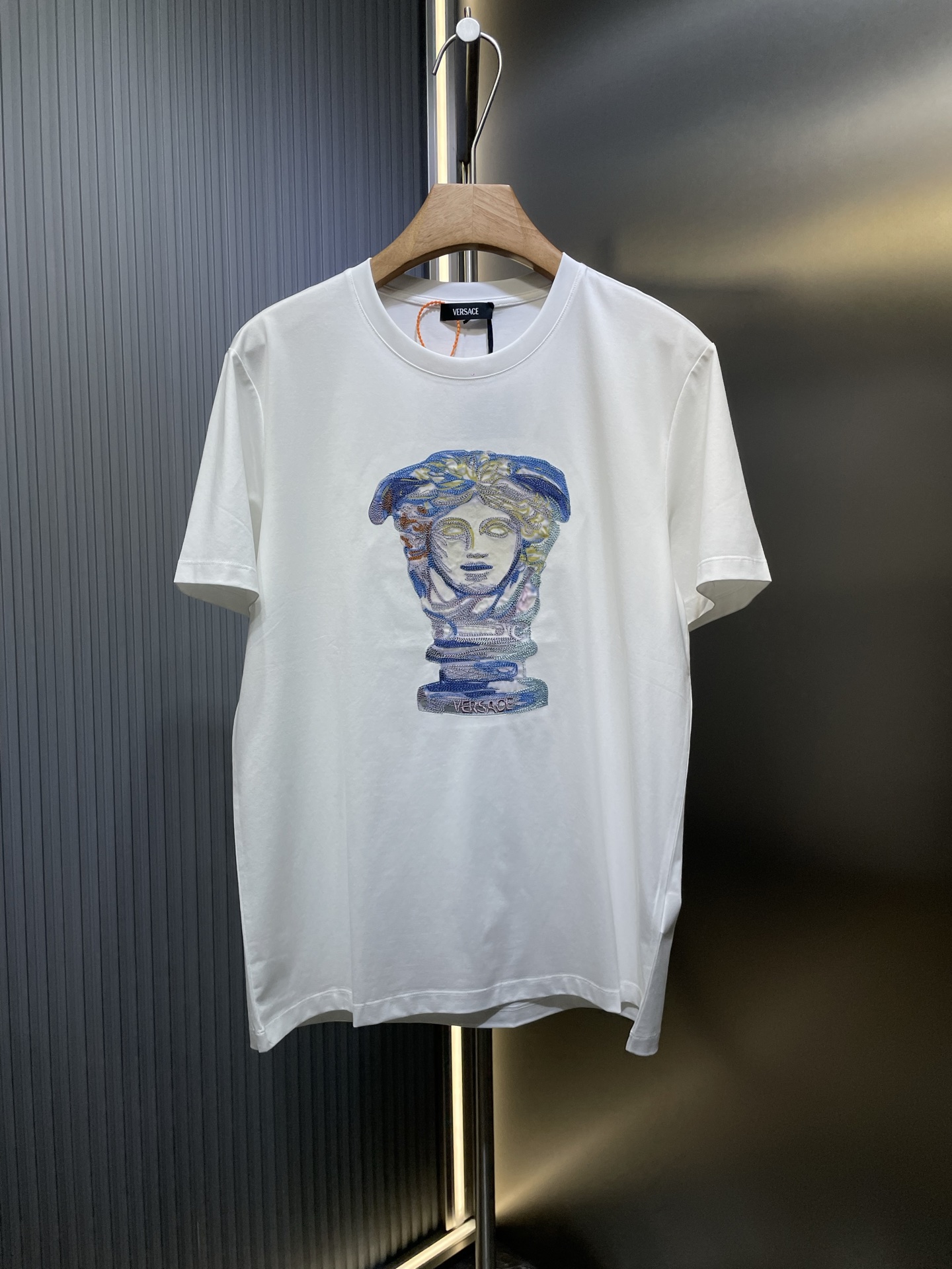 NO:161107,Versace [Top Original List] 2025 spring and summer new product medusa Head 10-needle patch embroidered short-sleeved T-shirt; custom made of 100 double-strand mercerized Meisu Pima long velvet cotton, comfortable, breathable and soft, a very good fabric!  Medusa Head Heavy Industry Embroidery Technology on the chest, Medusa Trophy Multi-craft Design, Mulberry Silk Silk Applique Embroidery and Painting Technology, a very popular summer product worth looking forward to. It is definitely enough to wear it out. Sizes-xxxl, versace, T-shirt, tees, t-shirt, real silk, alexander wang19860909Versace【顶级原单】2025春夏新品medusa Head万针贴布刺绣短袖T恤；定制100支双股丝光美苏皮马长绒棉制作,舒适透气柔软,非常好的一款面料！胸前medusa Head重工刺绣工艺,美杜莎奖杯多种工艺设计,桑蚕丝真丝贴布刺绣加上彩绘工艺,非常值得期待的一款夏季爆品 穿出去绝对够面 sizes-xxxl,,versace,T-shirt,tees，t-shirt,real silk,alexander wang,Men's clothing