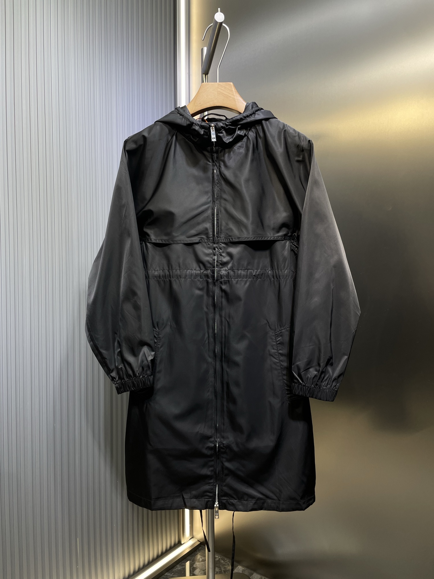 NO:161110,prada [top original list] 25S early spring new hooded rope hooded windbreaker jacket imported charge nylon material, straight and stylish texture, waist-retted shoulder-down silhouette design style fashionable and advanced, versatile and not picky, versatile and durable, highly recommended for daily travel or commuting sizes m l,,prada, jackets & coats,hats,alexander wang19860909prada【顶级原单】25S早春新品连帽绞花绳连帽风衣外套 进口冲锋尼龙材质 质感立挺有型 收腰落肩廓形设计版型时髦又高级 上身百搭不挑人 百搭经久耐穿 日常出街或者通勤都是强烈推荐 sizes m l,,prada,jackets & coats,hats,alexander wang,Men's clothing