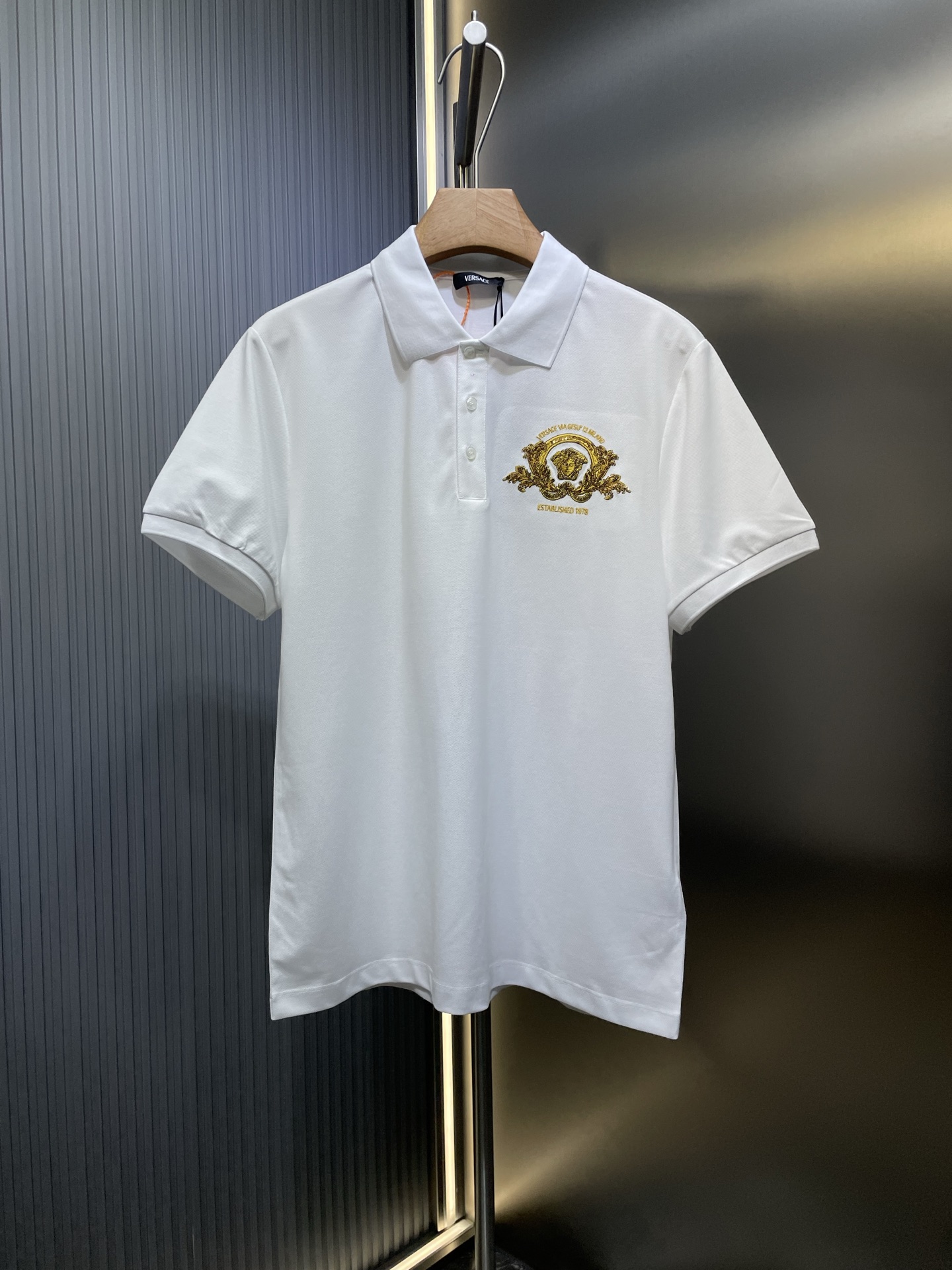 NO:161113,Versace [Top Original List] 2025 spring and summer new product gold thread embroidered medusa mercerated bead floor short-sleeved POLO shirt; custom made 100 mercerated bead floor fabric, gold thread embroidered floral decorative medusa pattern on chest, custom made buttons with Versace words, perfect replica of the original luxury, three standards are complete, all craftsmanship follows the original development. Good goods and good products deserve sizes-xxxl, versace, T-shirt, alexander wang19860909Versace【顶级原单】2025春夏新品金线刺绣medusa丝光珠地短袖POLO衫；定制100支丝光珠地面料,胸前金线刺绣花卉装饰medusa图案,定制Versace字样的纽扣,完美复刻原版奢华感,三标齐全,所有的工艺跟随原版开发.好货好品值得拥有 sizes-xxxl,,versace,T-shirt,alexander wang,Men's clothing