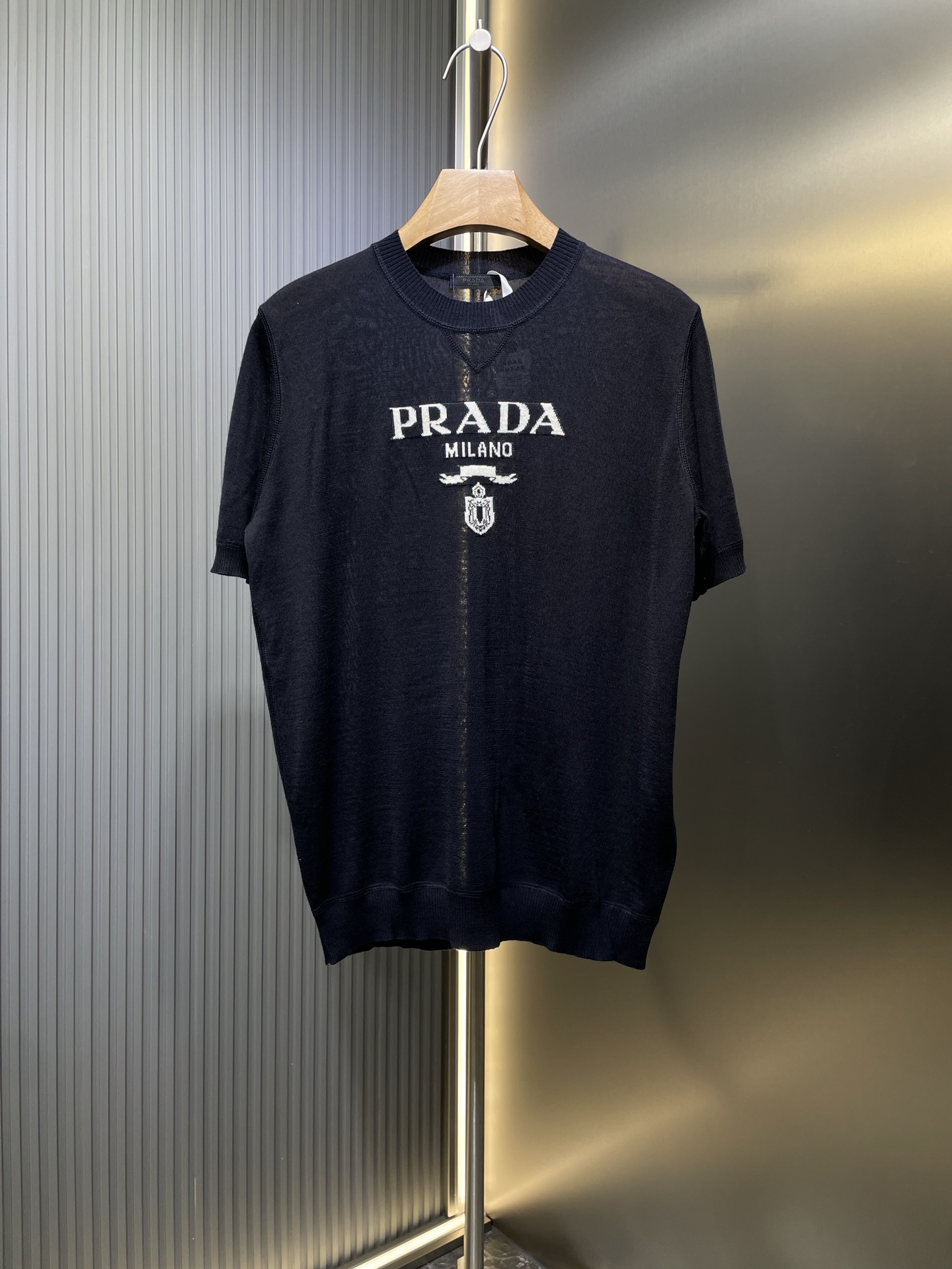NO:161116,PRADA [Top Original List] Classic LOGO jacquard wool round neck short sleeves genuine 11988 purchase 60 Rafael 55 wool using German (STOLL) 16-needle imported loom wool jacquard wool fermented and washed Customized 11 trademark Fitting fitting Size 46 48 50 52,,prada,T-shirt,alexander wang19860909PRADA【顶级原单】经典LOGO提花羊毛圆领短袖 正品11988购入 60支拉菲尔55羊毛 采用德国（STOLL）16针进口织机毛料提花 毛料酵洗 定制11商标 合身版型 尺码46 48 50 52,,prada,T-shirt,alexander wang,Men's clothing