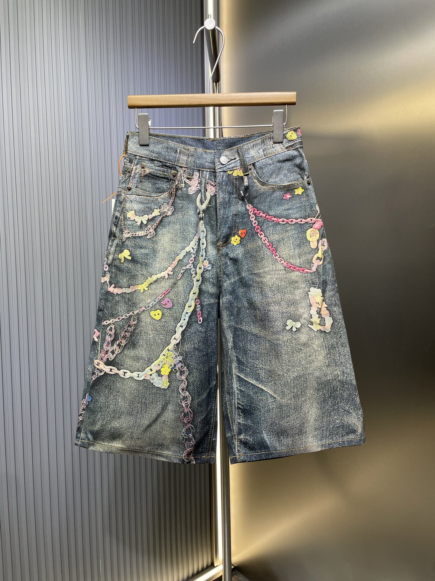 NO:161122,Acne Studios [Top Original List] 3D Printed Chain Printed Denim Shorts  YB purchased the version and used customized denim fabric. The 3D printing series is a perfect fusion of technology and fashion, and is also a affectionate dialogue between craftsmanship and innovation. Each item starts with a design sketch. After countless scrutiny and polishing, the chain elements are accurately integrated into the texture of jeans through advanced 3D printing technology. This craft not only breaks through the limitations of traditional garment, but also makes every chain seem to have life, jumping sharply with the rhythm of the body. The design inspiration comes from  With a deep understanding of freedom and personality, the chain symbolizes connection and strength, while jeans are a symbol of classics and rebellion. ACNE combines the two to create a piece that is both avant-garde and humane. Every detail is carefully considered. From the softness of the fabric to the fit of the chain, it is all in order to make the wearer feel unparalleled comfort and confidence. When wearing it, it seems that you can hear the light sound of the chain. It is your unique rhythm and a affectionate confession to fashion. Customized accessories are the same as men and women!  Washing method is recommended to dry cleaning or cold water on the reverse side to machine wash separately size44 46 48 50,,acne studios,dior,shorts,jeans,alexander wang19860909Acne Studios【顶级原单】3D打印链条印花牛仔短裤 YB购入打版,采用定制丹宁牛仔布面料,3D打印系列是科技与时尚的完美融合,也是匠心与创新的深情对话,每一件单品都从一张设计草图开始,经过无数次推敲与打磨,最终通过先进的3D打印技术,将链条元素精准地融入牛仔裤的肌理中.这种工艺不仅突破了传统制衣的局限,更让每一条链条都仿佛有了生命,随着身体的律动而灵动跳跃,设计灵感源于对自由与个性的深刻理解,链条象征着连接与力量,而牛仔裤则是经典与叛逆的象征,ACNE将两者结合,创造出一种既前卫又充满人情味的单品,每一处细节都经过精心考量,从布料的柔软度到链条的贴合感,都为了让穿着者感受到无与伦比的舒适与自信.穿上它,仿佛能听见链条轻响,那是属于你的独特节奏,也是对时尚的深情告白,定制辅料,男女同款！洗涤方式建议干洗或反面冷水单独快速机洗 size44 46 48 50,,acne studios,dior,shorts,jeans,alexander wang,Men's clothing