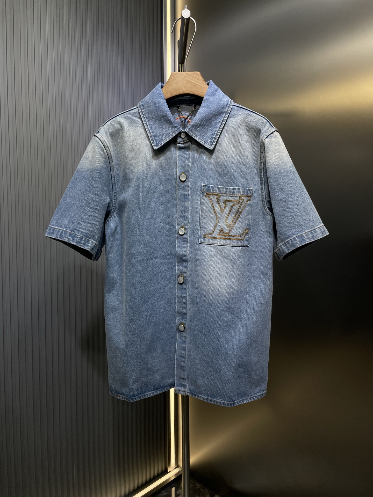 NO:161103,1v [Top Original List] Logo denim 2025ss short-sleeved jacket, YB purchased and made, using twill cotton denim denim fabric, multiple enzyme washing process to create a soft and natural gradient light blue effect, the color of the flip pocket on the chest is darkened, the brand logo pattern is sewn, the back is presented with a nubby leather label, the logo inscription pearl buttons, which can be matched with multiple types of bottoms to create a fashionable look, customized auxiliary materials, complete three standards, the same style as men and women!  Size S-XL, Jackets & coats, T-shirt, alexander wang198609091v【顶级原单】徽标牛仔2025ss短袖外套,YB购入打版,采用斜纹棉丹宁牛仔面料,多重酵素水洗工艺处理,打造柔和自然的渐变浅蓝效果,胸前翻盖口袋颜色加深,缝制品牌徽标图案,后部呈现正绒面革标签,标识铭纹珠光纽扣,能与多类型下装搭配营造时尚造型,定制辅料,三标齐全,男女同款！ 尺码S-XL,,jackets & coats,T-shirt,alexander wang,Men's clothing