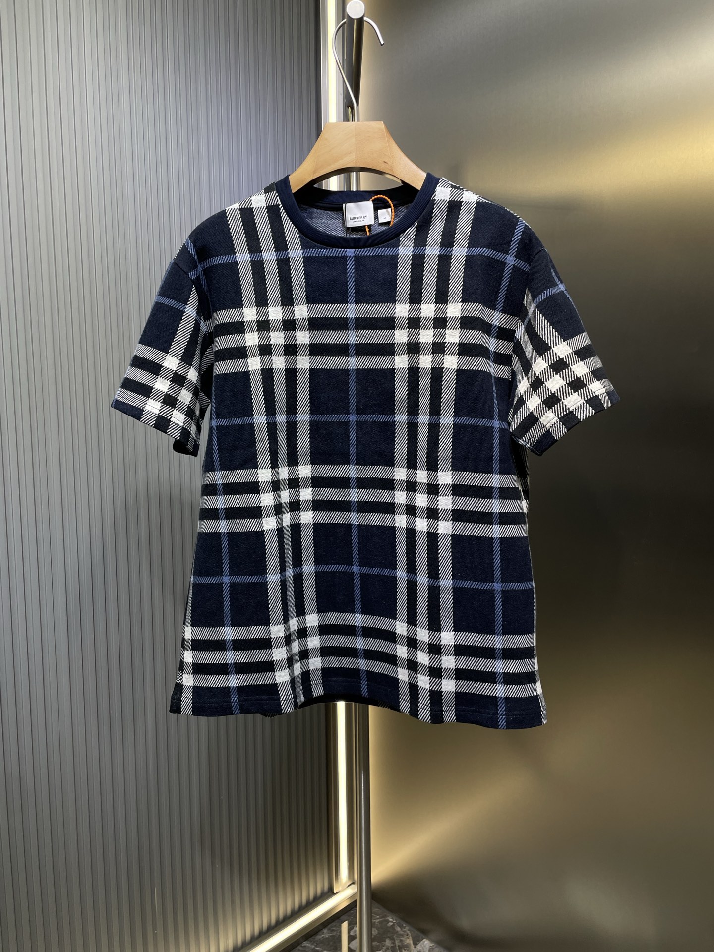 NO:161115,Burberry Burberry Early Spring Knitted plaid short T-shirt loose-fitting t-sweat shirt is made of cotton fabric and decorated with the brand's collection of vintage plaids. Compared with conventional luxury brands, it has better fashionable personality and grasps the overall degree quite well. The visual effect is particularly eye-catching. The overall loose plaid configuration is more youthful and sporty, highlighting the fashion sense of modern cities. The upper body is atmospheric and brilliant, and the effect is excellent. The combination is more worry-free and effort-saving. Whether it is leisure sports or high street travel, you can easily control it. Sizes-xl, burberry, burberry, tees, t-shirt, alexander wang19860909burberry巴宝莉早春针织格纹短t恤宽松版型t村衫,采用棉质面料制成,口袋处装饰品牌典藏 vintage 格纹.比起常规的奢侈品牌来说,它更佳的时髦个性,将整体这个度把握的相当之好,在视觉效果上格纹标志性就显的特别夺眼,整体宽松的版型配置,更具青春运动风格,凸显现代都市的时尚 感,上身大气出彩,效果极佳,搭配更是省心省力,无论是休闲运动还是高街出行,都能轻松驾驭 sizes-xl,,burberry,burberry,tees，t-shirt,alexander wang,Men's clothing