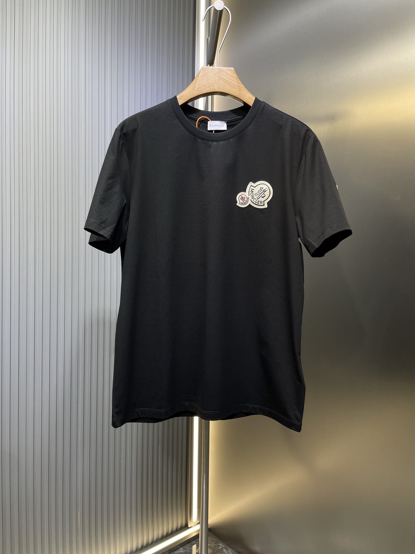 Moncler (蒙口)🌟【Original de primera calidad】Nueva camiseta de manga corta de cuello redondo con bordado de la colección …