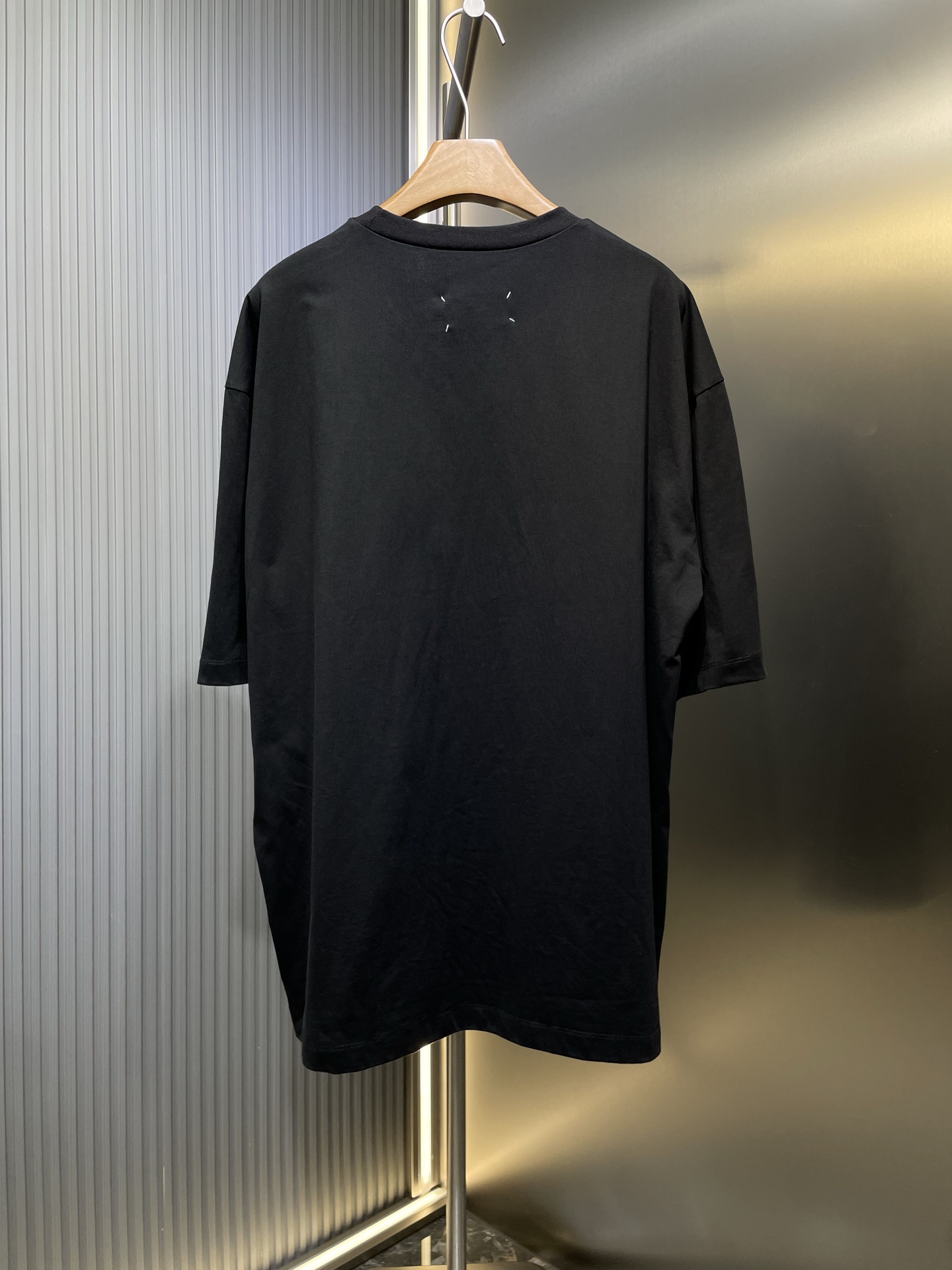 💰175 MM6 520限定Tee🌟【顶级原单】
螺纹采用索罗娜 领口上法与原版一致
市场唯一购入原版开发 区别市场错误领口 错误印花
领标手工上标 手工的工费极高
印花采用油墨印制 多道精密工序制作 原料并加入特殊助剂 根据原版还原图案色彩 达到饱满 附着力强 反复机洗保持牢固不脱落 不起皱 不褪色 
size：xs-L