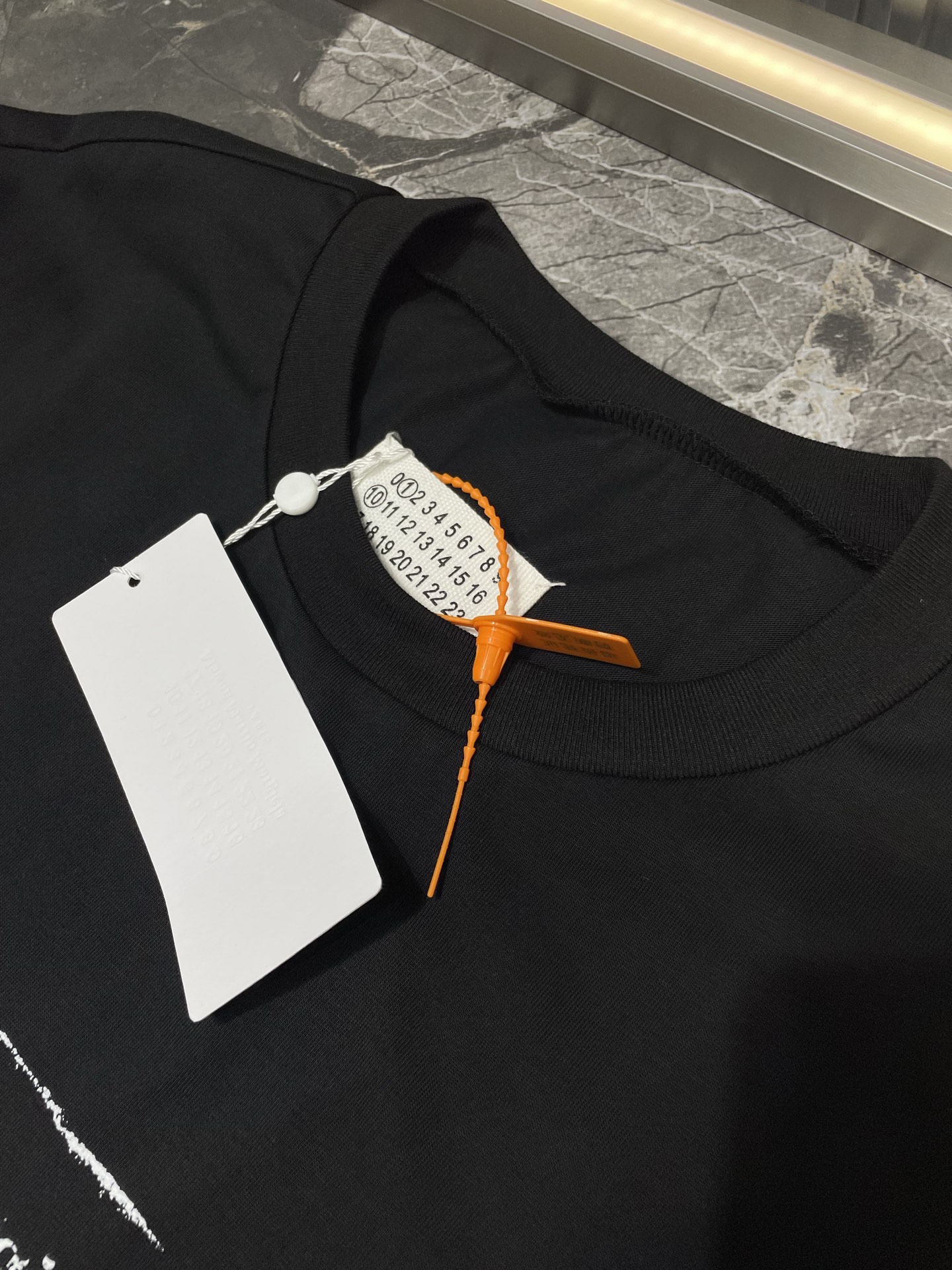 💰175 MM6 520限定Tee🌟【顶级原单】
螺纹采用索罗娜 领口上法与原版一致
市场唯一购入原版开发 区别市场错误领口 错误印花
领标手工上标 手工的工费极高
印花采用油墨印制 多道精密工序制作 原料并加入特殊助剂 根据原版还原图案色彩 达到饱满 附着力强 反复机洗保持牢固不脱落 不起皱 不褪色 
size：xs-L