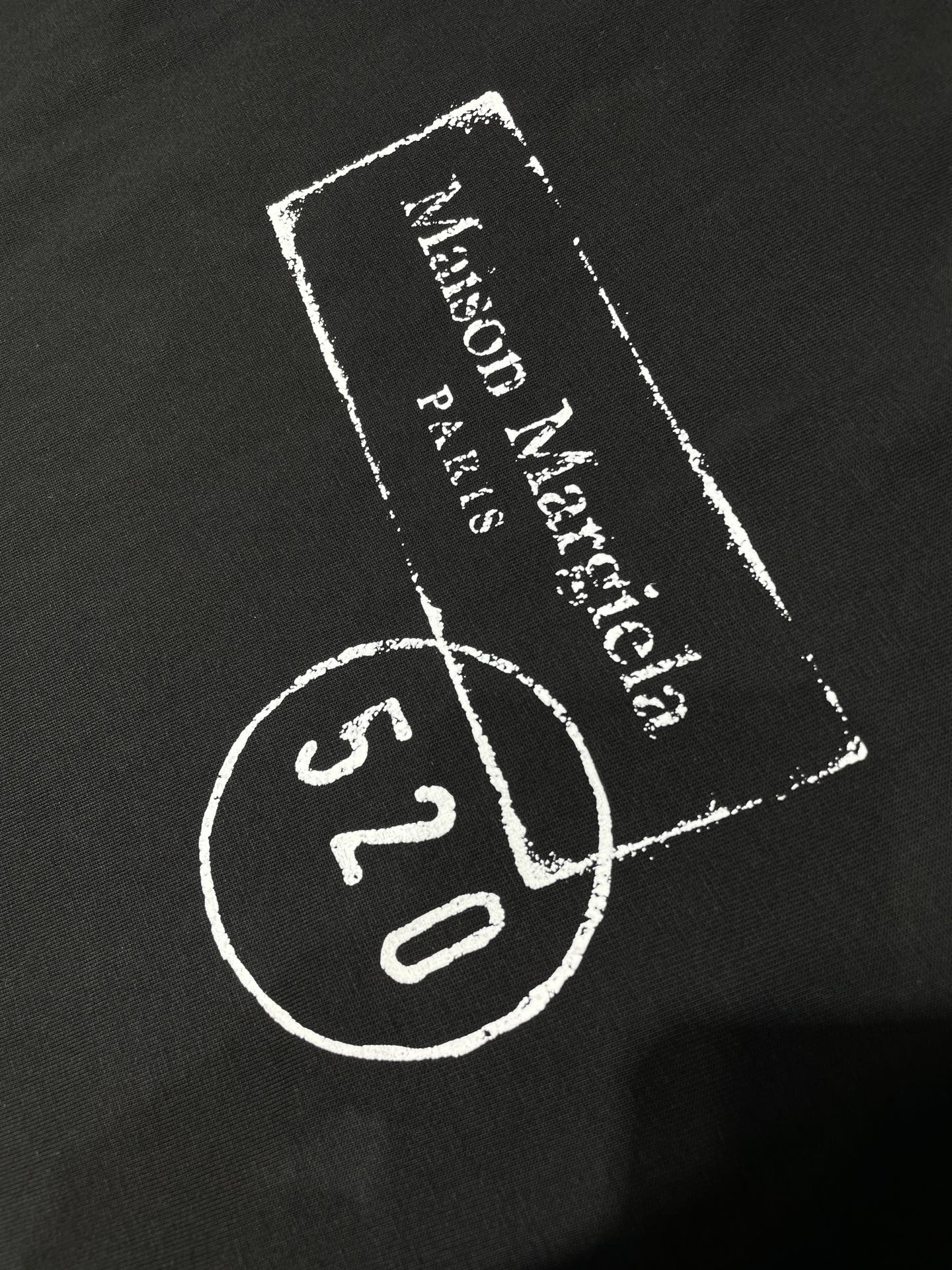 💰175 MM6 520限定Tee🌟【顶级原单】
螺纹采用索罗娜 领口上法与原版一致
市场唯一购入原版开发 区别市场错误领口 错误印花
领标手工上标 手工的工费极高
印花采用油墨印制 多道精密工序制作 原料并加入特殊助剂 根据原版还原图案色彩 达到饱满 附着力强 反复机洗保持牢固不脱落 不起皱 不褪色 
size：xs-L