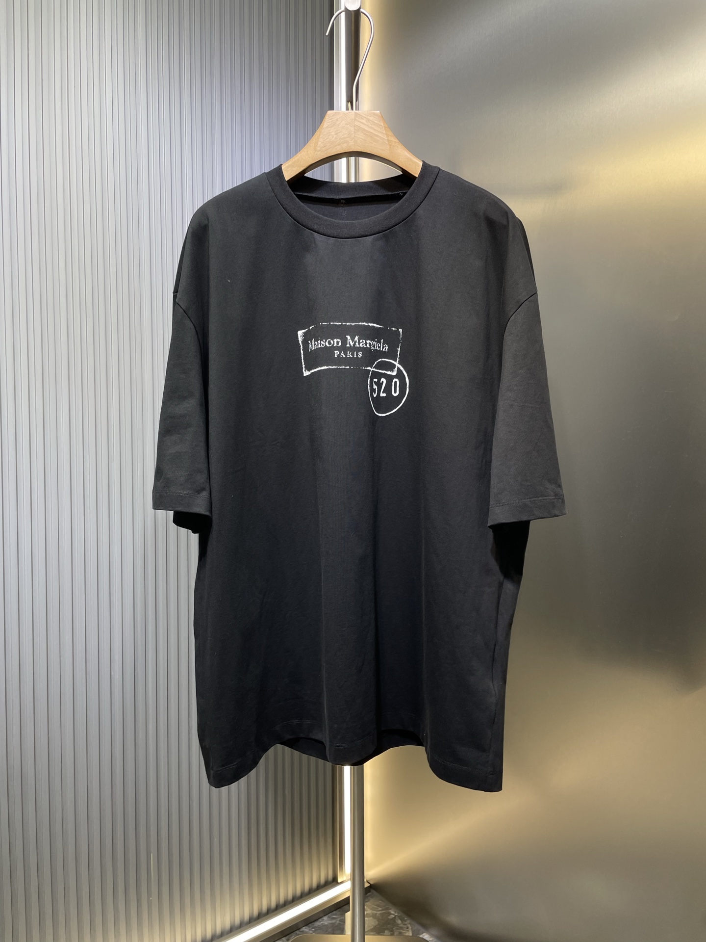 💰175 MM6 520限定Tee🌟【顶级原单】
螺纹采用索罗娜 领口上法与原版一致
市场唯一购入原版开发 区别市场错误领口 错误印花
领标手工上标 手工的工费极高
印花采用油墨印制 多道精密工序制作 原料并加入特殊助剂 根据原版还原图案色彩 达到饱满 附着力强 反复机洗保持牢固不脱落 不起皱 不褪色 
size：xs-L