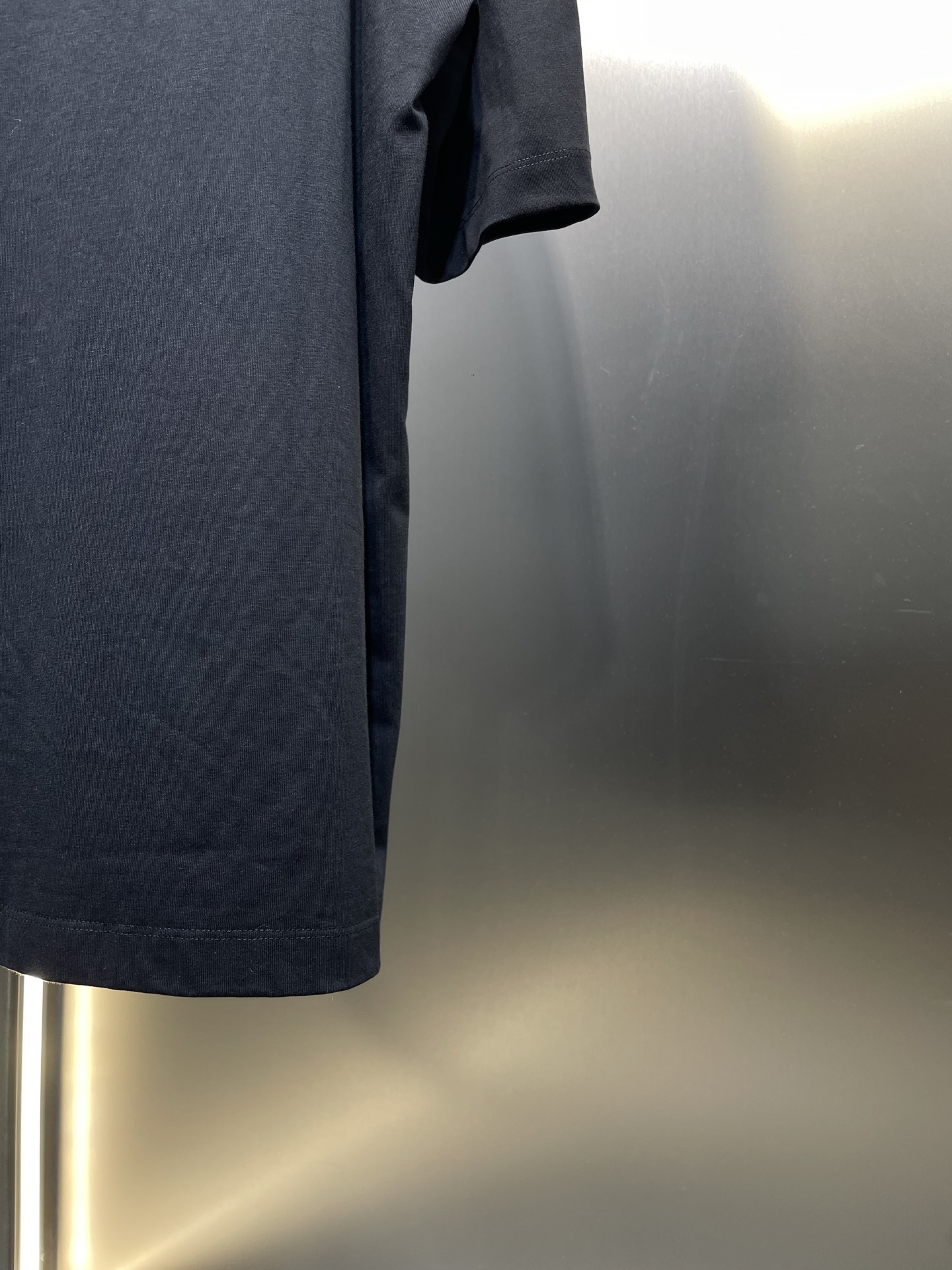 💰175 MM6 520限定Tee🌟【顶级原单】
螺纹采用索罗娜 领口上法与原版一致
市场唯一购入原版开发 区别市场错误领口 错误印花
领标手工上标 手工的工费极高
印花采用油墨印制 多道精密工序制作 原料并加入特殊助剂 根据原版还原图案色彩 达到饱满 附着力强 反复机洗保持牢固不脱落 不起皱 不褪色 
size：xs-L