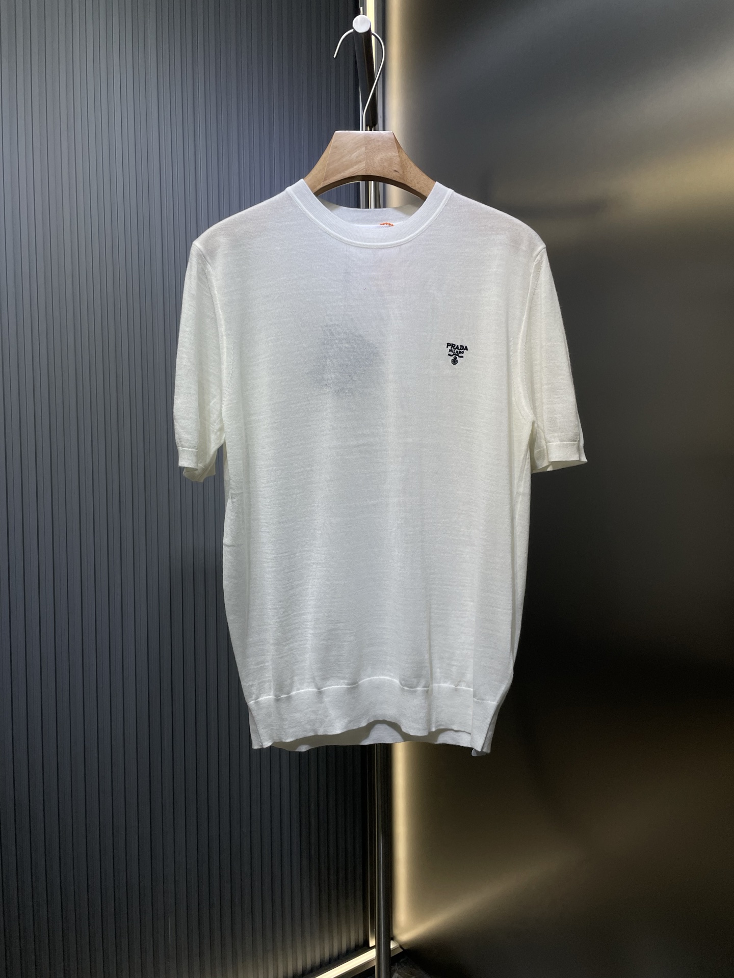 PRADA 🌟 【Top pedido original】 Manga corta con cuello redondo y lana bordada con LOGO clásico. Compra auténtica 10479. …
