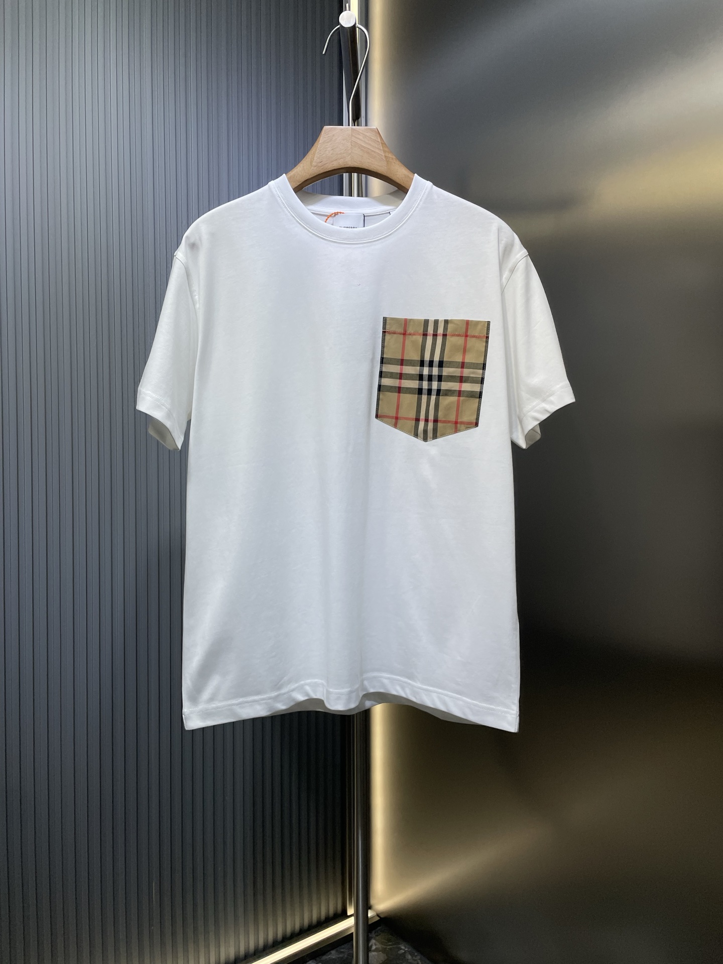 BURBERRY 🌟 【Top Original】 Manga corta a cuadros con bolsillos Descripción del proceso: Confeccionados en tela de algod…