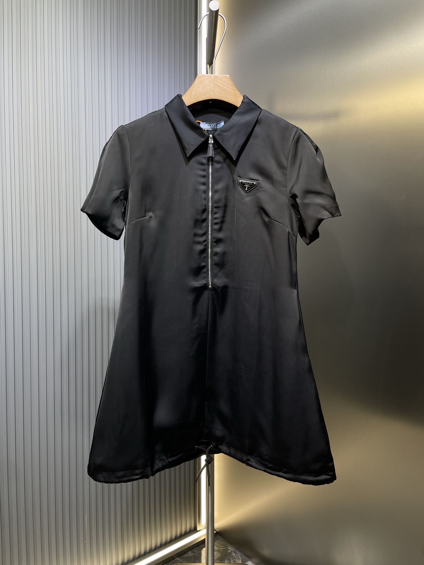 prada🌟[Top Original] Vestido suelto con solapa, manga corta y cremallera, decoración clásica con el logotipo del trián…