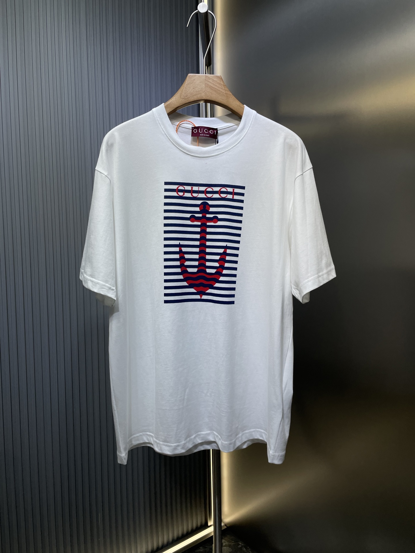 Gucci🌟【顶级原单】古驰 25Ss新款船锚印花圆领短袖 采用15S精棉平纹面料，230g；搭配32S双纱螺纹，300g。采用精梳工艺处理的棉纤维制成的平纹织物，相对于普通棉布而言，它的纤维排列更加整齐、密度更高，因此具有更好的质地和…