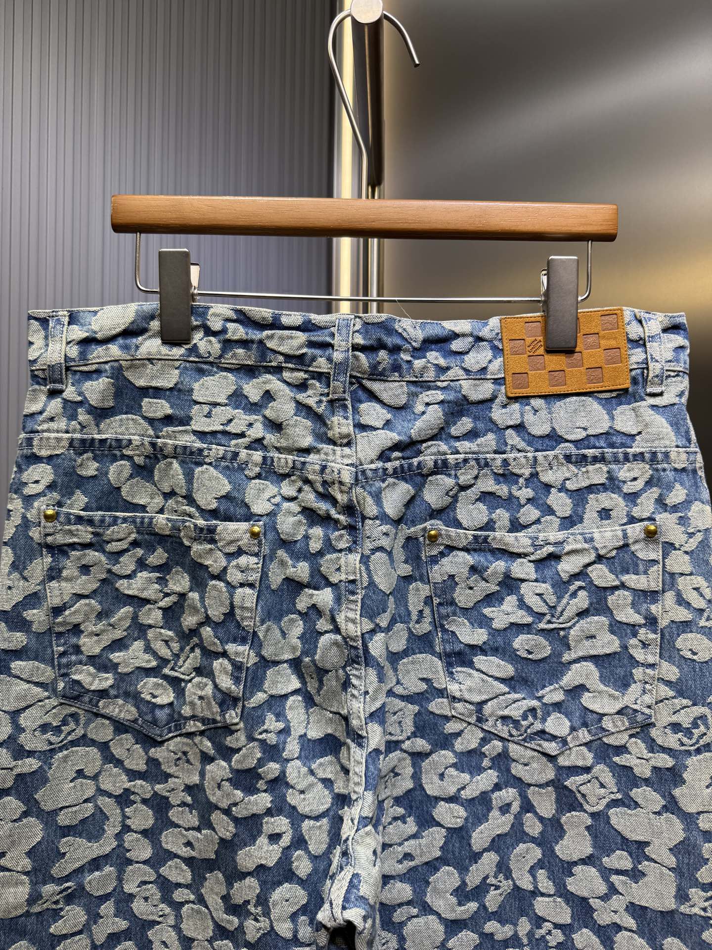 Louis Vuitton 2025 Washed Denim Pants with Leopard Monogram Jacquard 6 i1754143064671 368 0 4