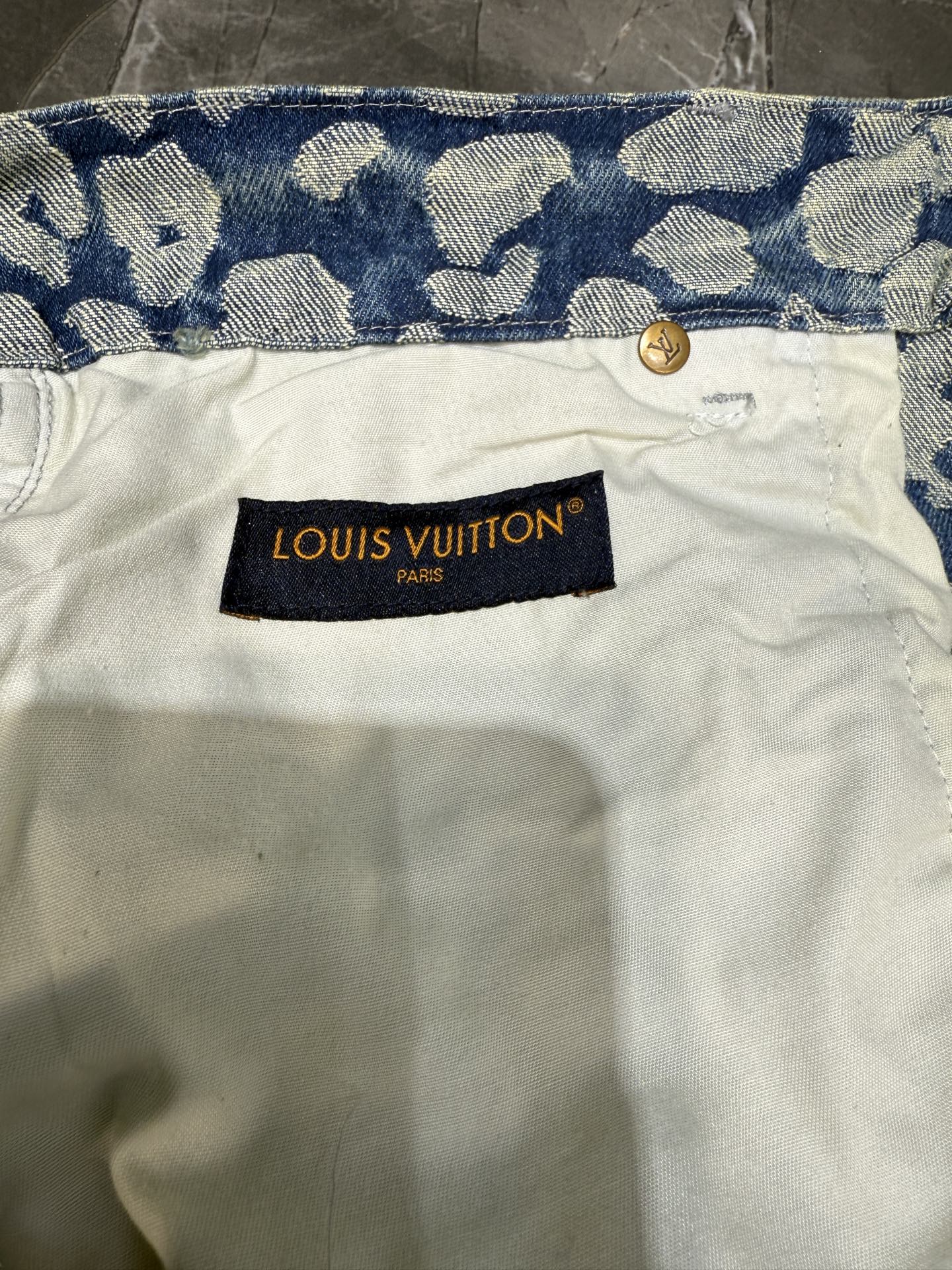 Louis Vuitton 2025 Washed Denim Pants with Leopard Monogram Jacquard 9 i1754143066452 8105 0 7