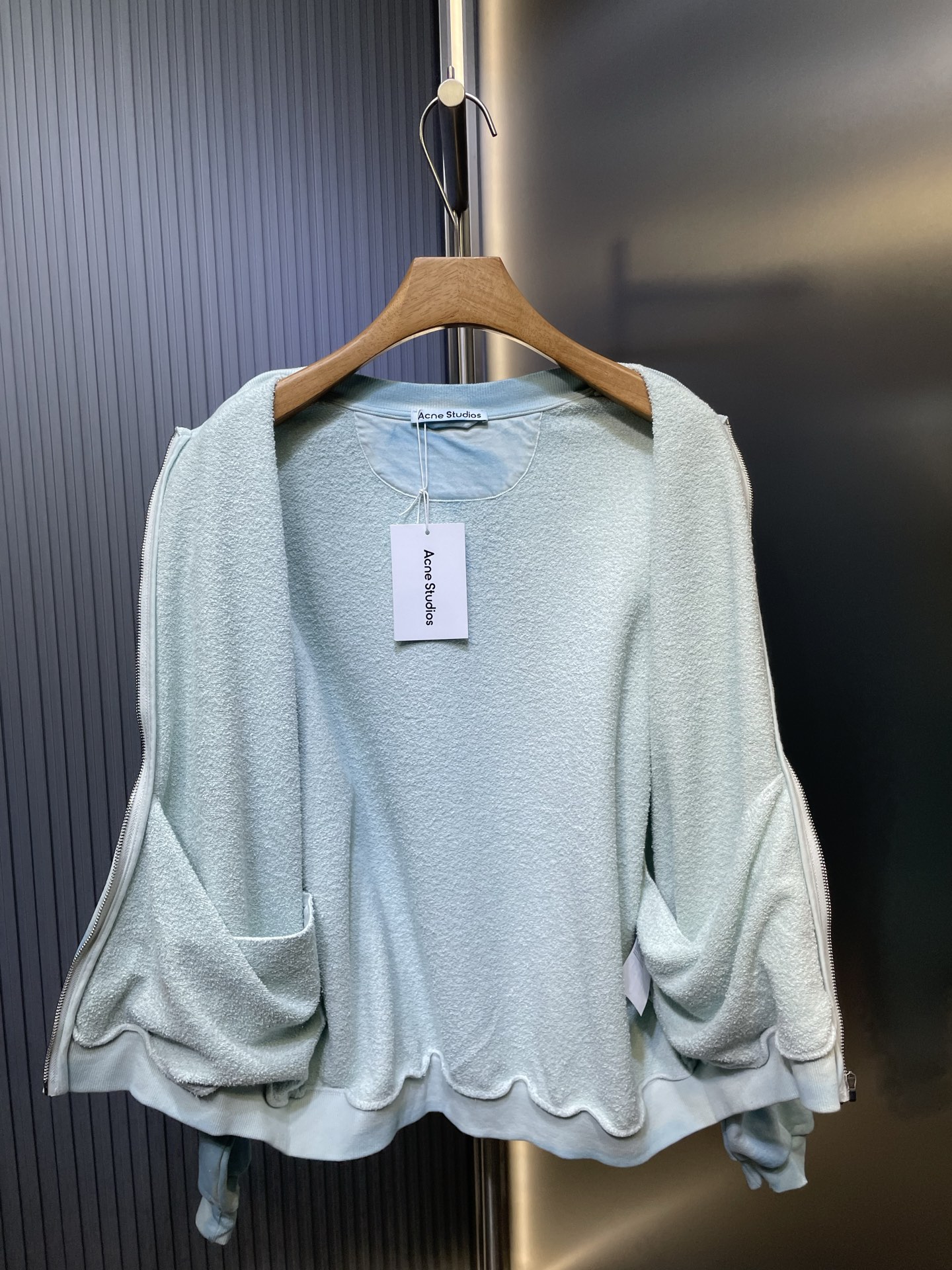 💰253 ACNE STUDIOS 🌟

1996系列做旧褪色休闲外套
购入YB打版，采用定织定染400克精梳棉，专机织造高克重毛圈结构，确保挺括性与垂感，纱线经定制染色达成精准色彩还原!通过金刚砂辊二次打磨形成短绒雾面质感，配合酶洗软化纤维呈现自然穿着旧化肌理；采用起毛工艺局部处理，形成立体毛簇，需控制起毛密度以避免过度脱落，因拉链结构导致前幅分裁，需在左右裁片分别印花后以±0.3mm精度对位，确保拉链闭合时图案无缝衔接,多层胶浆叠加实现渐变或立体效果,需预烘防渗色，每色间隔12小时固化,整体走线平直细腻，面料舒适柔软，三标齐全，

size：s-xl