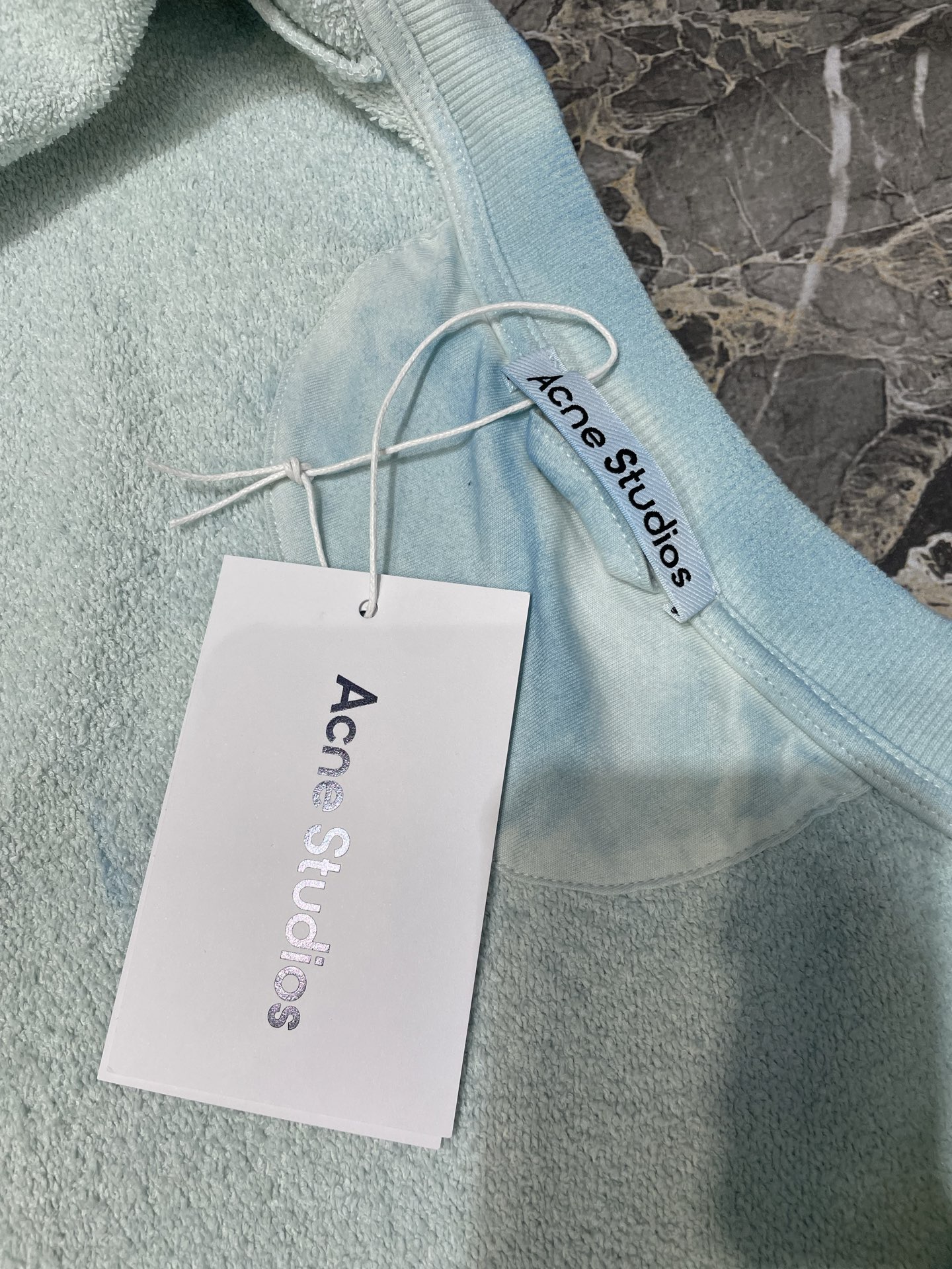 💰253 ACNE STUDIOS 🌟

1996系列做旧褪色休闲外套
购入YB打版，采用定织定染400克精梳棉，专机织造高克重毛圈结构，确保挺括性与垂感，纱线经定制染色达成精准色彩还原!通过金刚砂辊二次打磨形成短绒雾面质感，配合酶洗软化纤维呈现自然穿着旧化肌理；采用起毛工艺局部处理，形成立体毛簇，需控制起毛密度以避免过度脱落，因拉链结构导致前幅分裁，需在左右裁片分别印花后以±0.3mm精度对位，确保拉链闭合时图案无缝衔接,多层胶浆叠加实现渐变或立体效果,需预烘防渗色，每色间隔12小时固化,整体走线平直细腻，面料舒适柔软，三标齐全，

size：s-xl