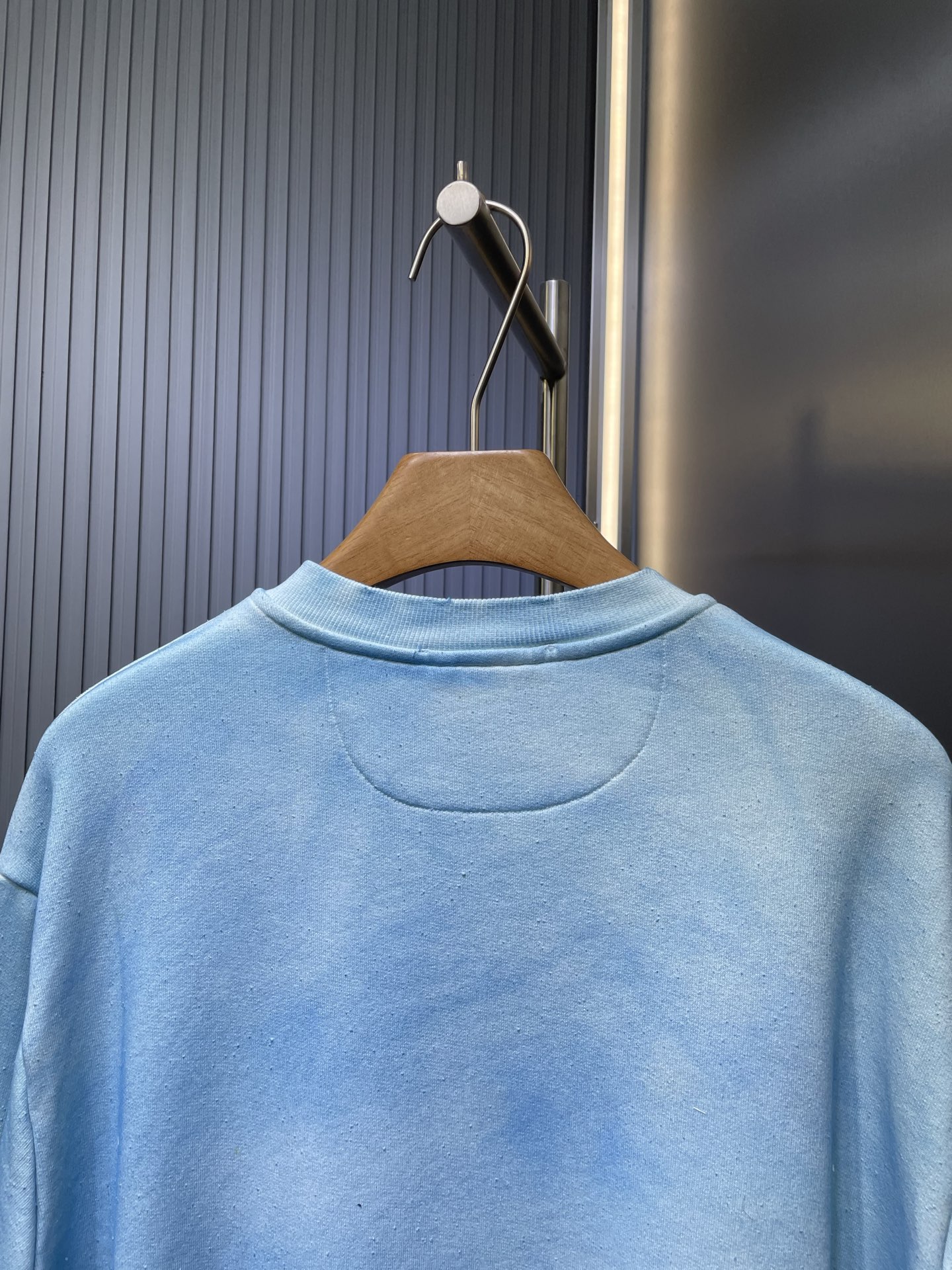 💰253 ACNE STUDIOS 🌟

1996系列做旧褪色休闲外套
购入YB打版，采用定织定染400克精梳棉，专机织造高克重毛圈结构，确保挺括性与垂感，纱线经定制染色达成精准色彩还原!通过金刚砂辊二次打磨形成短绒雾面质感，配合酶洗软化纤维呈现自然穿着旧化肌理；采用起毛工艺局部处理，形成立体毛簇，需控制起毛密度以避免过度脱落，因拉链结构导致前幅分裁，需在左右裁片分别印花后以±0.3mm精度对位，确保拉链闭合时图案无缝衔接,多层胶浆叠加实现渐变或立体效果,需预烘防渗色，每色间隔12小时固化,整体走线平直细腻，面料舒适柔软，三标齐全，

size：s-xl