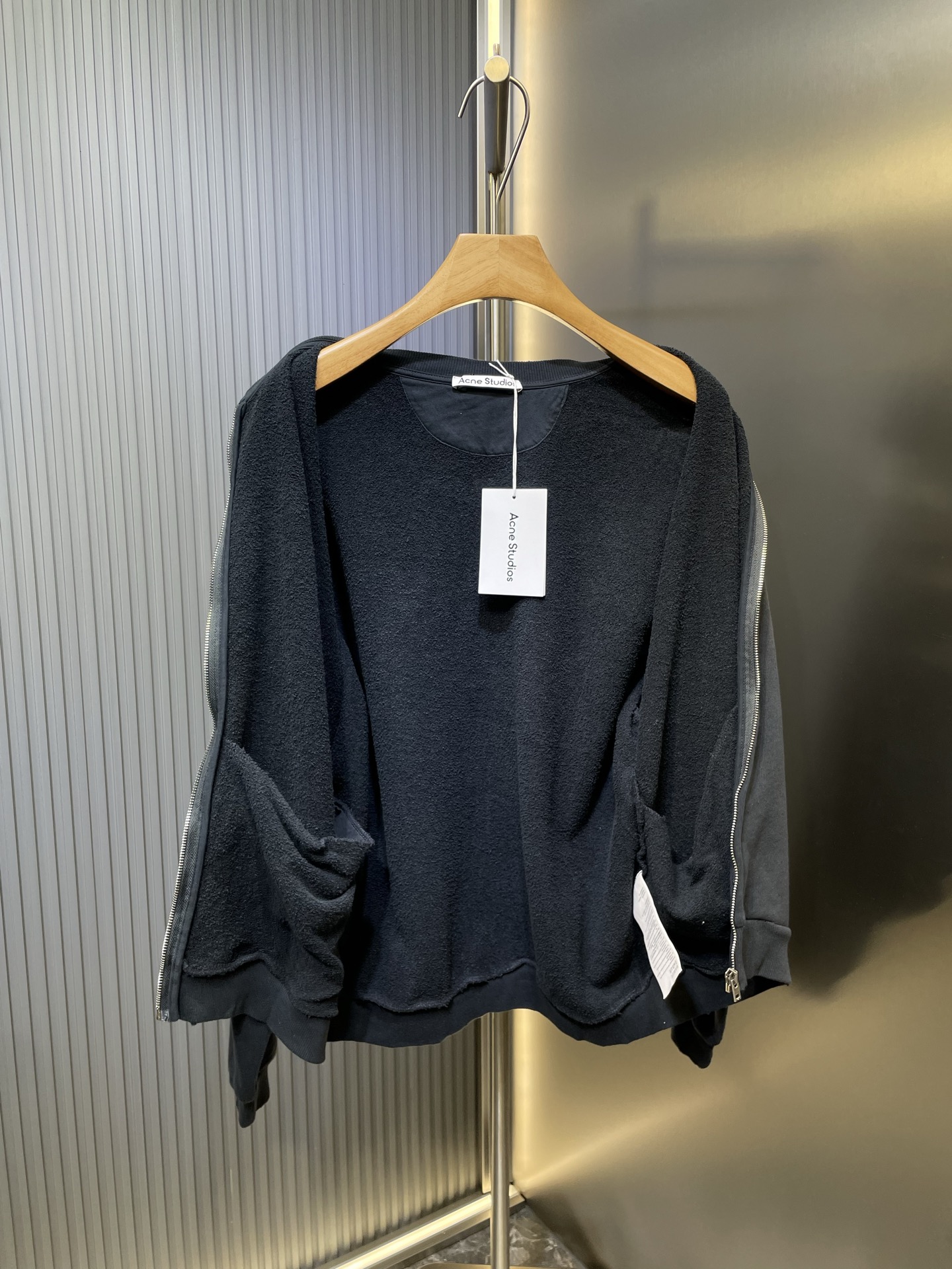 💰253 ACNE STUDIOS 🌟

1996系列做旧褪色休闲外套
购入YB打版，采用定织定染400克精梳棉，专机织造高克重毛圈结构，确保挺括性与垂感，纱线经定制染色达成精准色彩还原!通过金刚砂辊二次打磨形成短绒雾面质感，配合酶洗软化纤维呈现自然穿着旧化肌理；采用起毛工艺局部处理，形成立体毛簇，需控制起毛密度以避免过度脱落，因拉链结构导致前幅分裁，需在左右裁片分别印花后以±0.3mm精度对位，确保拉链闭合时图案无缝衔接,多层胶浆叠加实现渐变或立体效果,需预烘防渗色，每色间隔12小时固化,整体走线平直细腻，面料舒适柔软，三标齐全，

size：s-xl