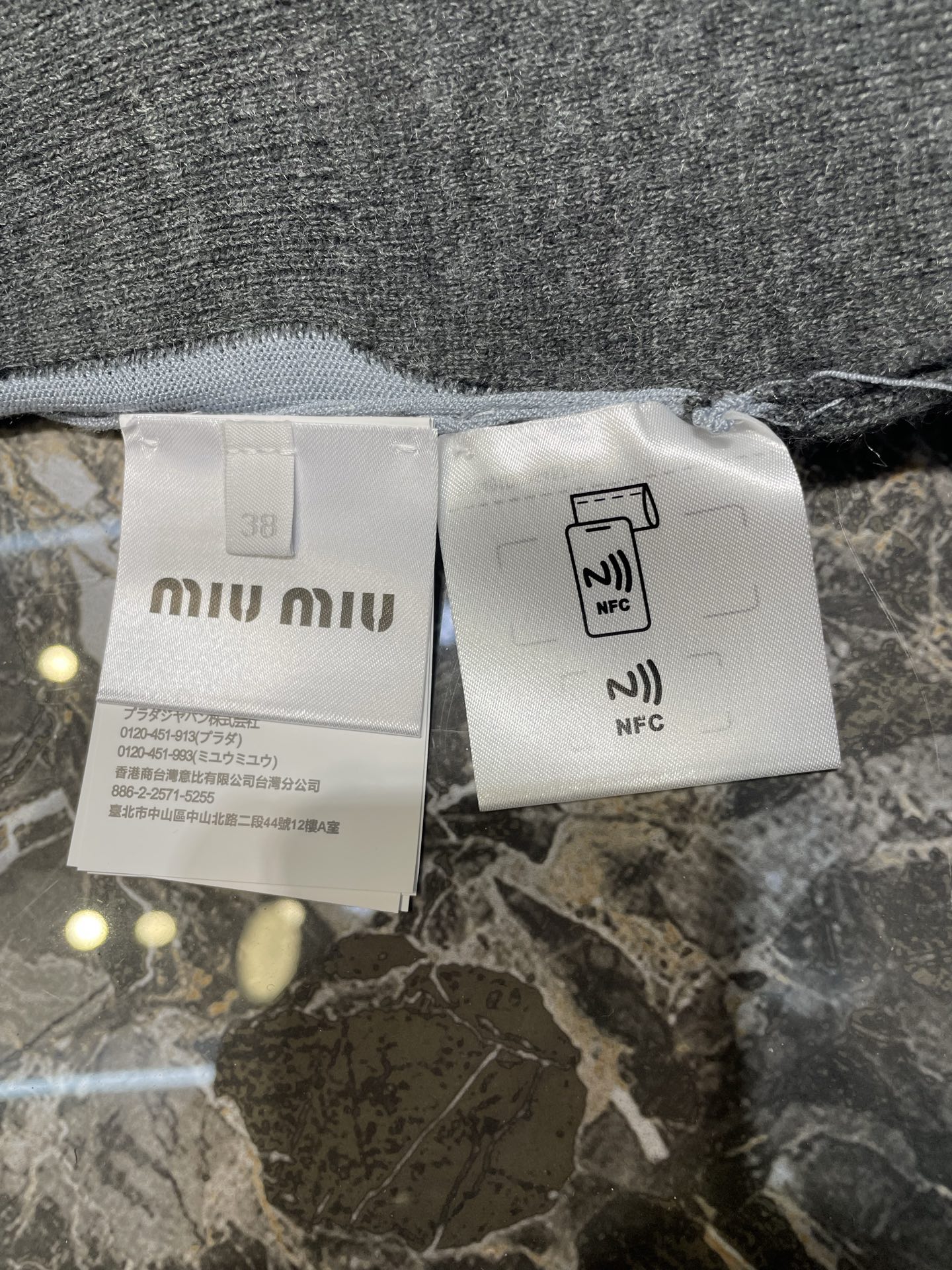 💰238 Miu Miu 25Fw 🌟

拼色领毛衣
面料精选亲肤天丝+精选羊毛+光泽真丝三重质感，大身使用28支双股羊毛材质12针机器，领子下摆袖口采用真丝16针斯托尔横机针织精密针织而成真丝部分触感丝滑亲肤提升了整体奢华感和舒适感同时保证了边缘挺括有型，胸前字母LOGO嵌花工艺立体有型，灰调拼色运用「无缝引返编织」工艺，拼色接缝平整，整体做工细致，双领结构打破常规，外显慵懒内藏精致，男女同款

size：38 40 42