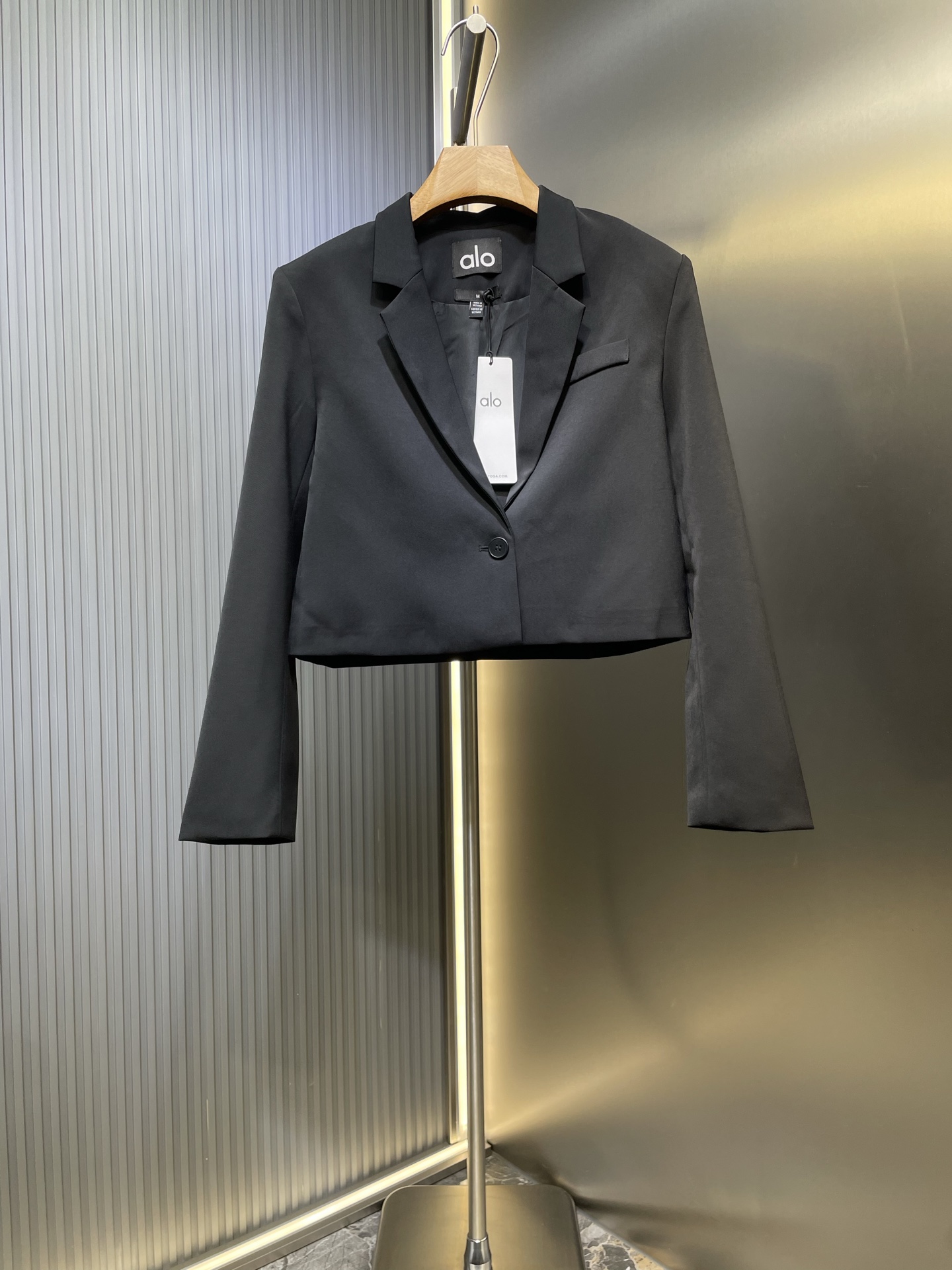 Alo Yoga Cropped Blazer - Reflective Logo, Slimming Fit, and Elegant Style