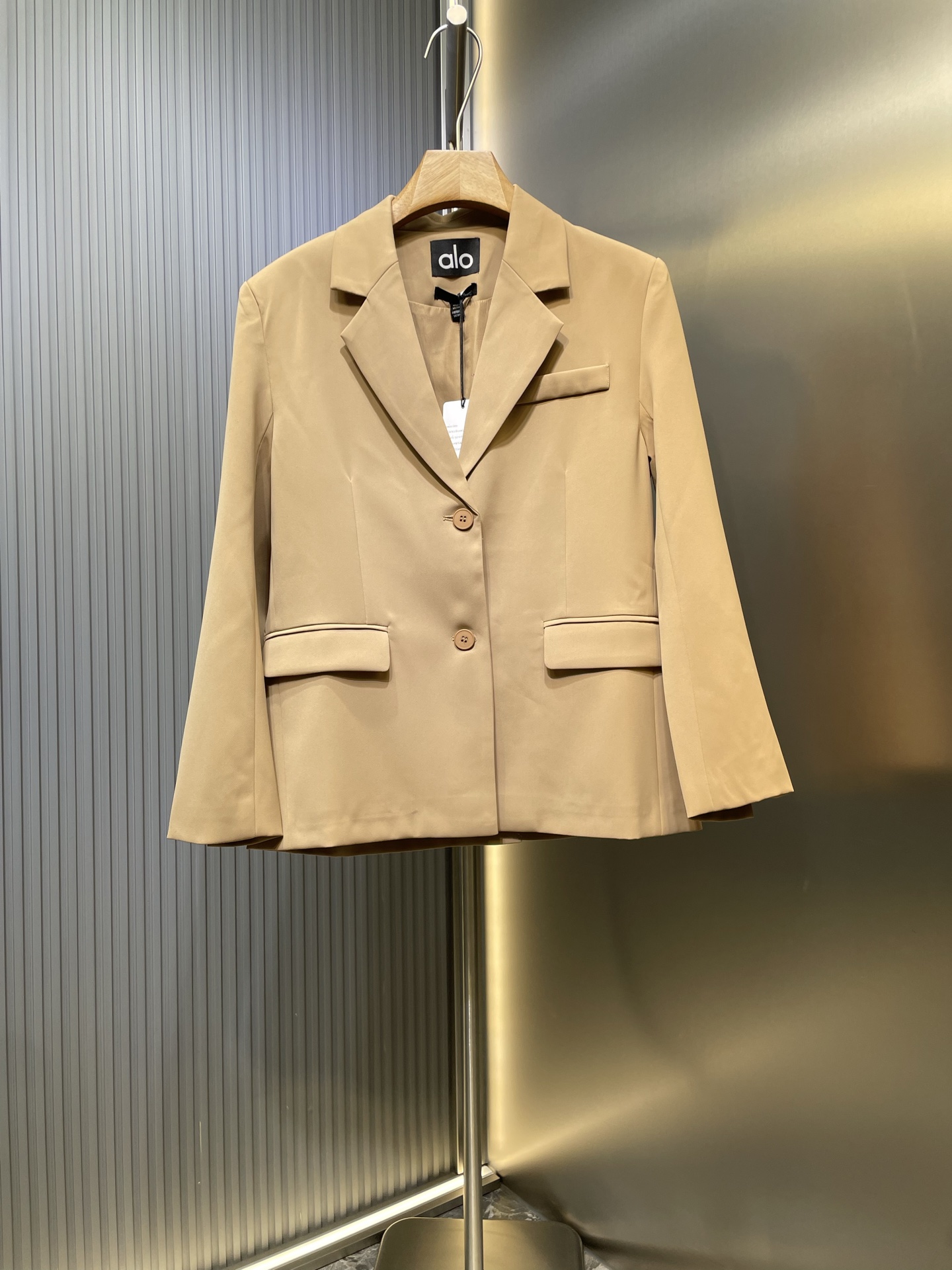 Alo Yoga Women's Oversized Fit Reflective Logo Blazer Jacket - Elegant & Chic