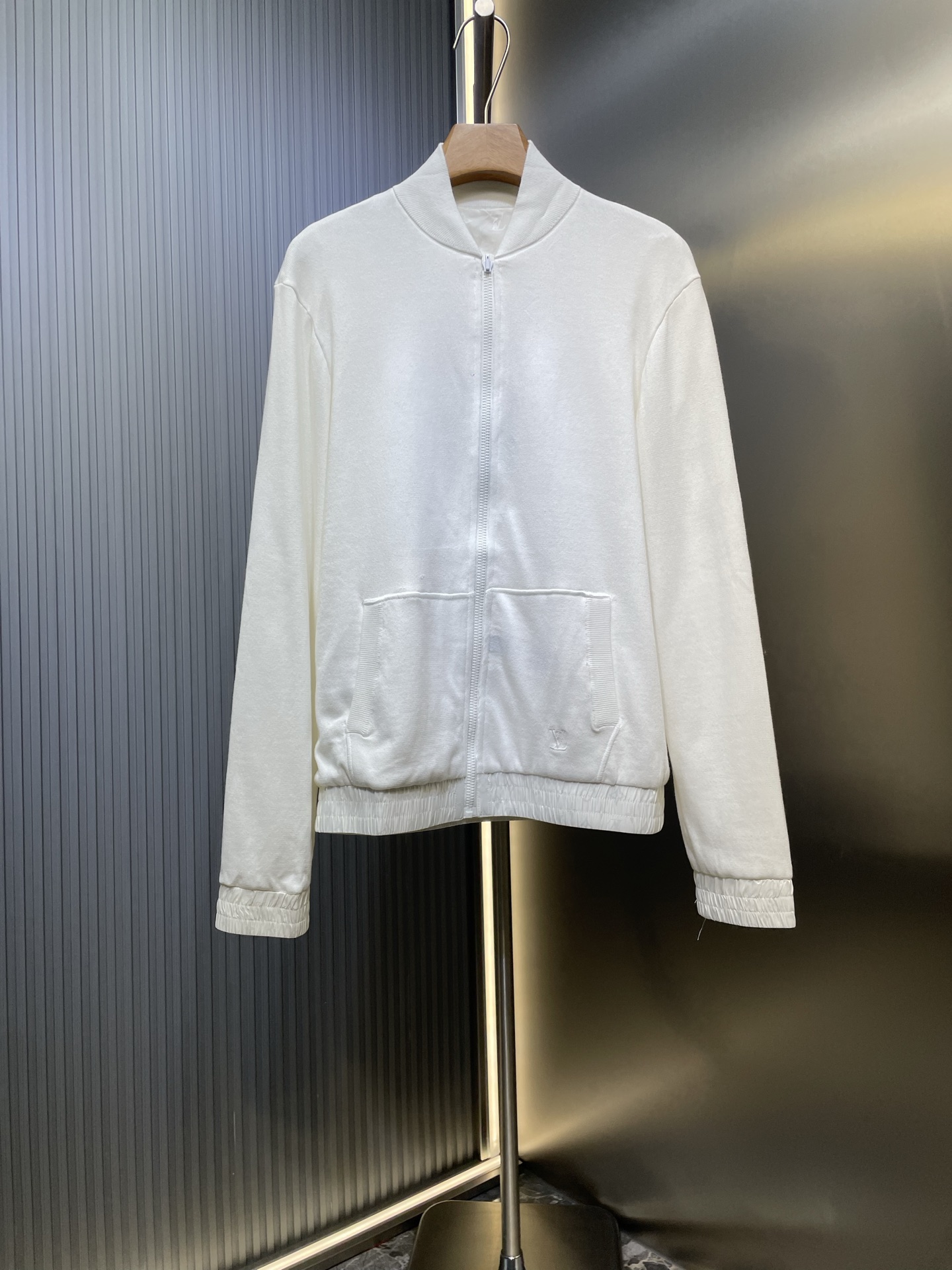 NO:528266,LOUIS VUITTON Double-sided zipper jacket Customized nylon fantasy jacquard brocade and cotton sheep velvet texture, full color, soft and delicate, double-sided charm, enjoy one dress with low-key elegance, the iconic embroidery LV logo is embroidered on it, the other side is spread on it with a full-width Monogram pattern, instantly lit up the audience, the sense of high quality from the inside out, the double-sided brilliant like two movements in a symphony, each wonderful and mutually resonant, unlocking the noble password of fashion Craft 1 Using imported machine embroidery technology Use advanced computer control systems and precision mechanical components to achieve LV logo embroidery operation High precision Fluid and delicate lines Craft 2: Fabric jacquard process By weaving a full-width Monogram jacquard pattern technology  Control the interweaving method of warp and weft lines Precisely control the interweaving density and tension of the yarn to make it more three-dimensional. Craft 3: Ergonomic three-dimensional cutting. Return to traditional craftsmanship techniques. Through segmentation, folding, shrinking, and stretching techniques. The so-called slow work produces fine work. It is respect for the material. The pursuit of hand feel. Complex workmanship, cumbersome, slow time, high loss. Craft 4: Washing and soft smell removal process. Deep cleaning and smell removal process for clothes through professional washing equipment and specific detergents. Improve the feel and appearance of clothes. Accessories. Customized 1:1 LV double-sided letter zipper. Customized 1:1 LV trademark. Size. Loose style. S M L XL function. Double-sided wearable. Free matching,,louis vuitton,louis vuitton,jackets & coats,alexander  wang19860909LOUIS VUITTON 双面拉链夹克 定制臻品锦纶幻彩提花锦以及棉羊密针绒 富有质感 色泽饱满 柔软细腻 双面魅力 一衣多享 一面以低调的优雅悄然登场 标志性刺绣LV标识点缀其上 另一面则以莹泽全幅Monogram 图案铺陈其上 瞬间点亮全场 由内而外散发的高级感 双面异彩 如同交响曲中的两个乐章 各自精彩 又相互辉映 解锁时尚的尊贵密码 工艺1 采用进口机刺绣工艺 使用先进的计算机控制系统和精密的机械部件 实现LV标识刺绣作业 精度高 线条流畅而细腻 工艺2: 面料提花工艺 通过在织物表面织出全幅 Monogram 提花织纹技术 控制经纬线的交织方式 精确控制纱线的交织密度和张力 使其更具立体感 工艺3: 人体学立体裁剪 回归传统工艺手法 通过分割 折叠 抽缩 拉展技术手法 所谓慢工出细活 是对材料的尊重 对手感的追求 做工复杂 繁琐 时效慢 损耗高 工艺4: 成衣洗水加软去味工艺 通过专业的洗涤设备和特定的洗涤剂 对衣物进行深度清洁和去味处理 改善衣物的手感和外观 辅料 定制1:1 LV 双面字母拉链 定制1:1 LV商标 版型 宽松版型 尺码 S M L XL 功能 双面可穿 自由搭配,,louis vuitton,louis vuitton,jackets & coats,alexander wang,Men's clothing