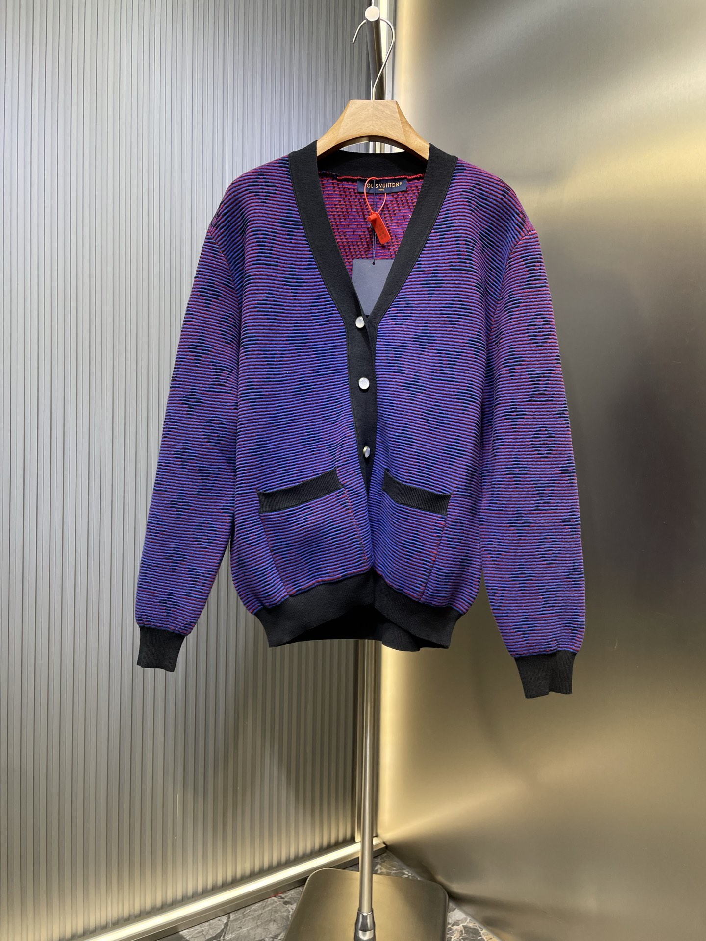 NO:528268,LOUIS VUITTON [Top Original List] Jacquard Gradient Button Cardigan The fabric is made of 40 pure cotton wool yarn. The fabric is all dyed, the wool material is set to 26 days, and the production time is 38 days. A very heavy-duty single piece of clothing takes 380 minutes to weave and 20 minutes to sew. Drawing also tests the master's skills. Accessories for accessories are made of natural mother-of-pearl buttons, and the original version is developed in 11 sizes. Each one has the brand logo. This cotton knitted cardigan is soaked in elegant tones, blending gradient stripes into the full Monogram jacquard pattern, demonstrating Louis Vuitton's superb craftsmanship with eye-catching grating effect. Deep trim stretches the Academy style, and pearlescent buttons add a Dandy atmosphere. sizes-xl,,louis vuitton,louis  vuitton,alexander wang19860909LOUIS VUITTON【顶级原单】 提花渐变纽扣开衫 面料采用40支纯棉毛纱. 该款面料全部定染,毛料定染时间长达26天,做货时长38天.非常重工的一款单件衣服织成时间就需380分钟,缝盘时间需20分钟.画图也非常考验师傅的技术. 辅料门禁纽扣采用天然珍珠母扣,原版开发11大小尺寸.每一颗都带有品牌标志LOGO. 本款棉质针织开衫浸染雅致色调,为全幅Monogram 提花图案融入渐变条纹,以瞩目光栅效果彰显路易威登精湛匠艺.深邃饰边舒展学院风范,珠光纽扣再添丹迪气息. sizes-xl,,louis vuitton,louis vuitton,alexander wang,Men's clothing