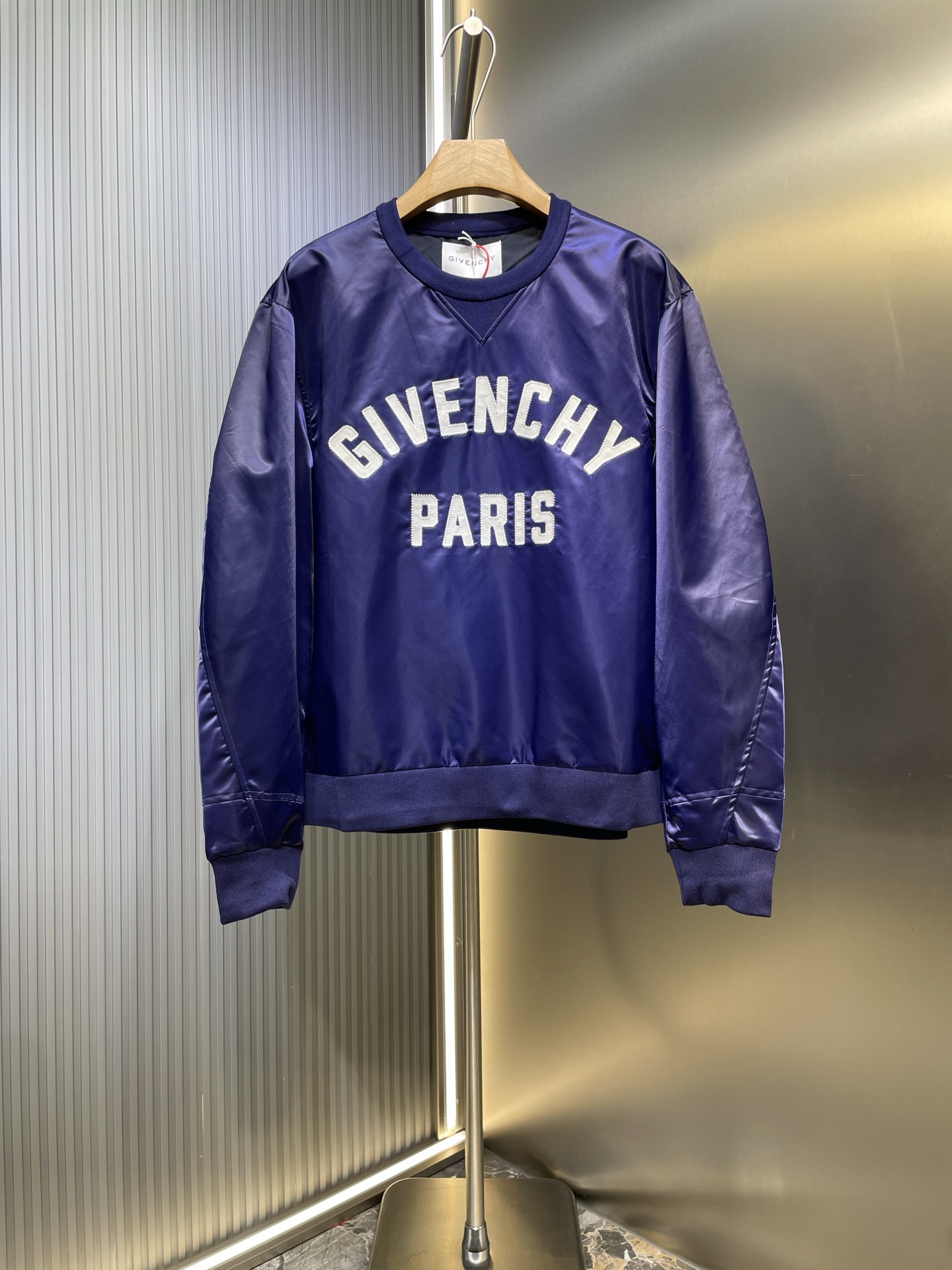 NO:528270,Givenchy Paris patch embroidered sweatshirt Custom-made dyed mercerated satin sweatshirt fabric Delicate and soft as silk, based on royal blue satin, flowing into different levels of blues under light Givenchy Paris Logo is vividly displayed on the body of the shirt with a three-dimensional texture. The cross stitching and the serrated edge collide in the elegance. The graceful and dynamic feeling is reflected in the elegance and nobility of the Givenchy brand. The satin streamer meets the sporty silhouette. It is the laziness of a gentleman and the edge of the arena. It shows the luxurious style. Craft 1: Use imported machine patch embroidery technology. Use advanced computer control systems and precision mechanical components to realize the embroidery operation of Givenchy Paris Logo, which presents an embroidery effect that combines clarity and three-dimensionality. Craft 2: The fabrics are all washed  Better texture, not easy to deform, not easy to shrink, not easy to fade, maintain long-term beauty, accessories Customized 1:1 GVC trademark, style, loose fit, size 48 50 52 54,, given, given, given, hoodie, sweatshirts, alexander wang19860909Givenchy Paris 贴布绣卫衣 定制定染丝光缎面卫衣织物 细腻柔软 如丝绸般细腻 以皇家蓝缎面为基调 在光线下流转出不同层次的蓝调 Givenchy Paris Logo 以立体质感跃然于衫身 十字缝线与锯齿边缘的细节碰撞 在优雅中注入凌厉动感 彰显纪梵希品牌方一贯的优雅与高贵在缎面流光与运动廓形相遇 是绅士的慵懒 亦是竞技场上的锋芒 尽显奢华风范 工艺1: 采用进口机贴布绣工艺 使用先进的计算机控制系统和精密的机械部件 实现Givenchy Paris Logo贴布绣作业 呈现出清晰度和立体感兼具的刺绣效果 工艺2: 面料都经过浇洗 手感质感更佳 不易变形 不易缩水 不易褪色 保持长久的美观 辅料 定制1:1 GVC 商标 版型 宽松版型 尺码 48 50 52 54,,givenchy,givenchy,hoodie,sweatshirts,alexander wang,Men's clothing