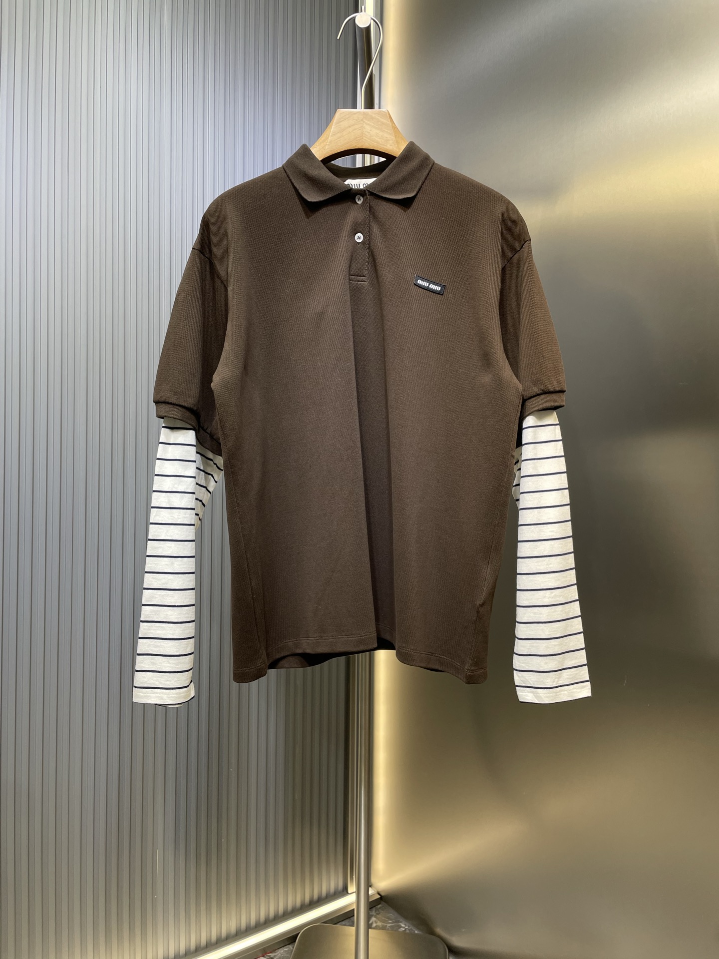 NO:528274,Miu Miu Miu 25 early autumn new fake two-piece spliced ​​striped PoLo collar long sleeves Customized red cotton weaving, elastic and comfortable, full texture Lapel polo long-sleeved top cut Large body silhouette oversized design, cuffs superimposed spliced ​​stripes, outer brown plain color collision, creating fake two-piece layer layered interlaced effect letter logo embellished on the chest Sizes-xl,,miumiu,versace,alexander wang19860909Miu Miu缪缪 25早秋新款假两件拼接条纹PoLo领长袖 定制朱地全棉织造,弹力舒适,质感十足 翻领polo长袖上衣裁剪 大身廓形oversized设计,袖口叠加拼接条纹 外层棕色素色碰撞,打造假两家叠穿交错效果胸前点缀字母徽标 Sizes-xl,,miumiu,versace,alexander wang,Men's clothing