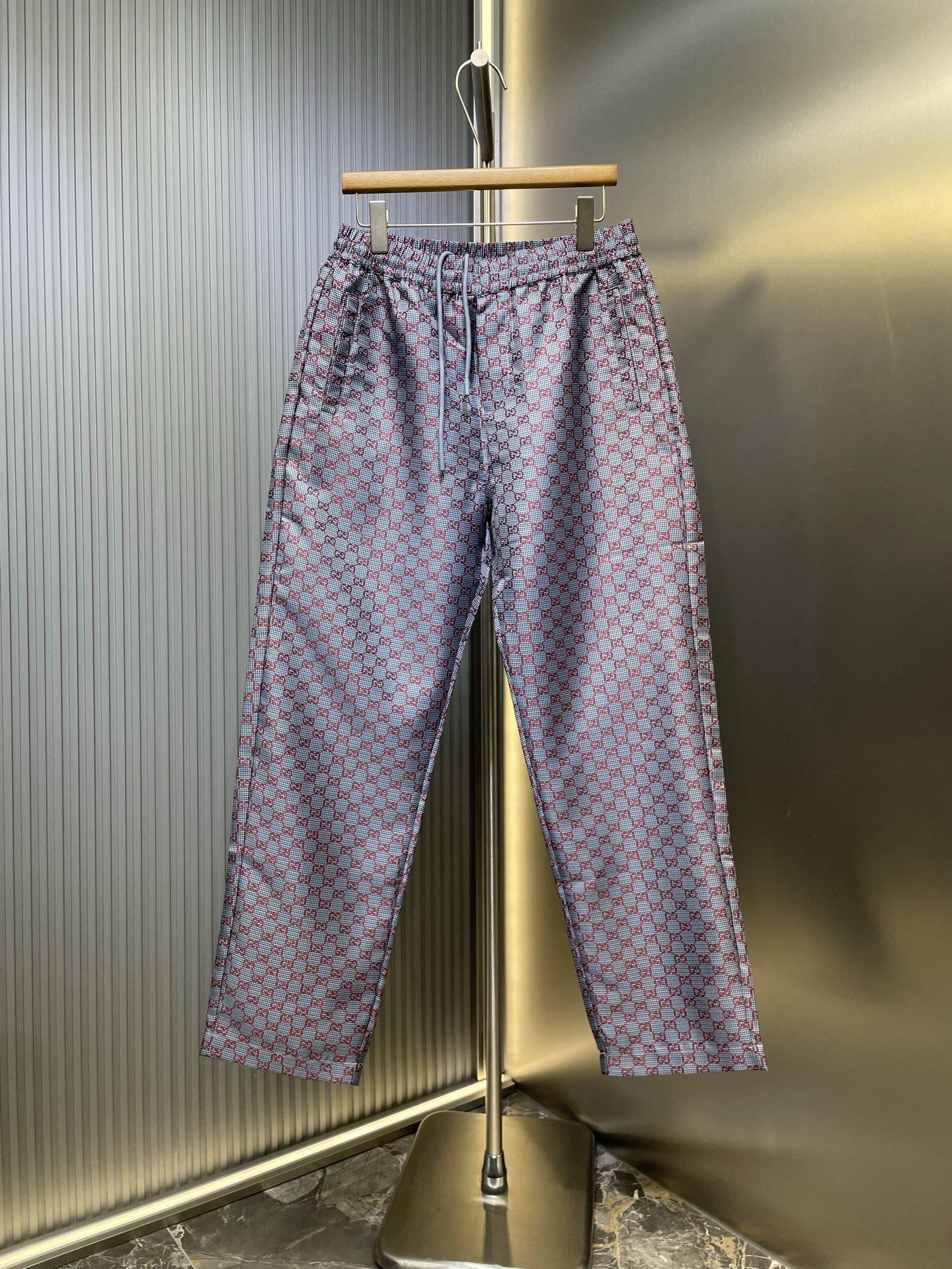 NO:528257,Gucci 2025 early autumn new style, fixed-woven double G jacquard fabric casual pants, hand-sewn hanging bell, simple and atmospheric upper body, parallel cutting, cover, texture and weight reduction, original hardware design, same style for men and women, craft double G jacquard fabric, S M L XL,,gucci,alexander wang19860909Gucci 2025早秋新款 定织双G提花面料休闲裤 手工缝制吊钟 上身简约大气 对位裁剪 套里 质感重量还原 原五金设计 男女同款 工艺双G提花面料 码数S M L XL,,gucci,alexander wang,Men's clothing