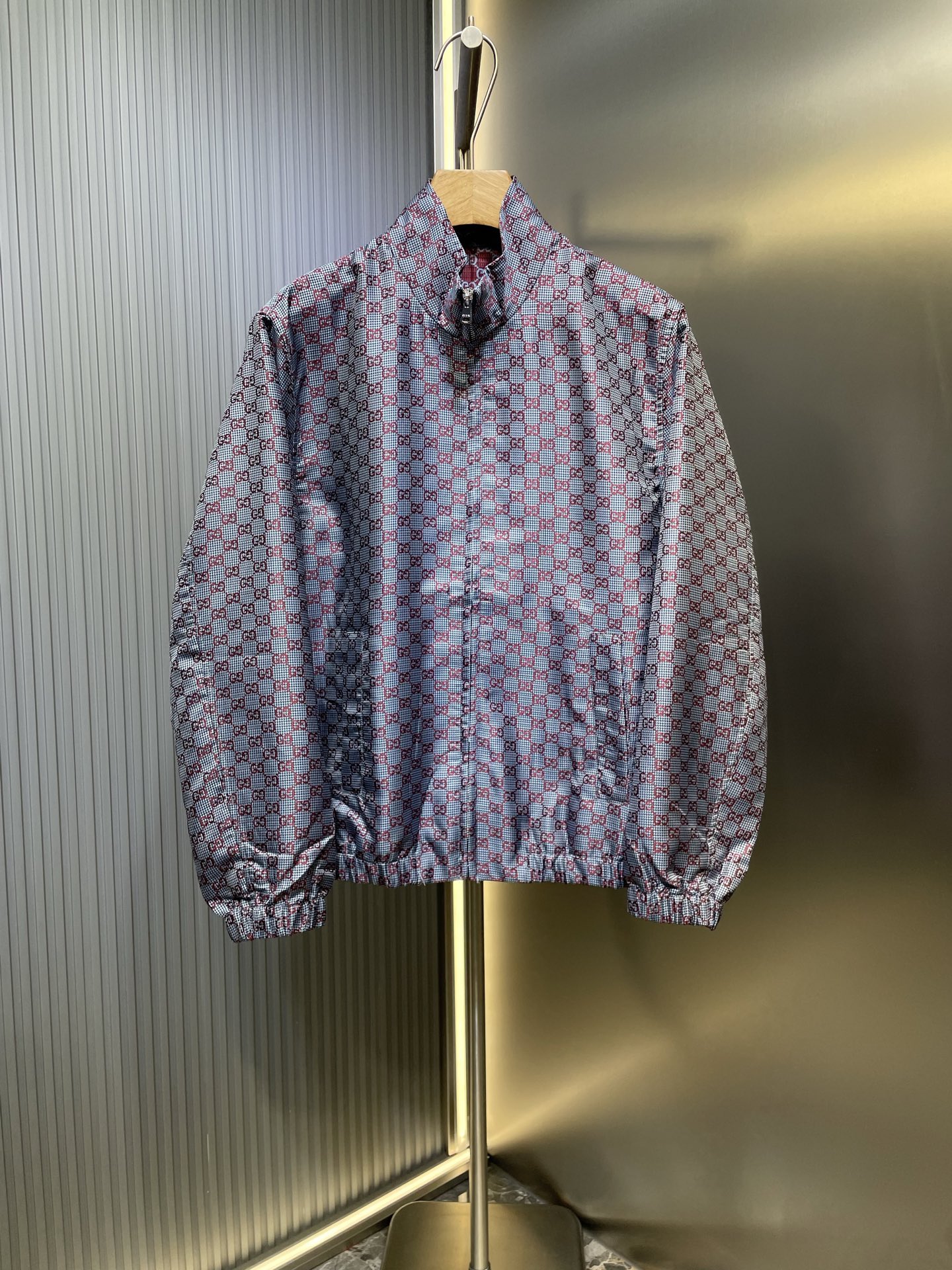 NO:528259,Gucci full color-blocking stand-collar pilot original 25900 purchase, original material polyester fiber 78, nylon 16, wool 6, pocket lining cotton. fabric m plaque, pocket all match, craftsman spirit. One piece, one person can only make 3 pieces a day. It is time-consuming, labor-intensive, material-intensive. Stand collar design, hem and cuff closing design. The upper body is more upright, and the wiring is neat and there is no unnecessary thread. Loose style, the same style as men and women. Size:46 48 50 52,,gucci,alexander wang19860909gucci 全拼色立领飞行员 原版25900购入,原版材质聚酯纤维78,尼龙16,羊毛6,口袋里布棉.布料m起订.门襟,,口袋均对位,匠人精神.对位一件,一个人每天只能做3件.费时费工费料.立领设计.下摆,袖口收口设计.上身更加立挺,走线工整没有多余线.宽松版型,男女同款 Size:46 48 50 52,,gucci,alexander wang,Men's clothing