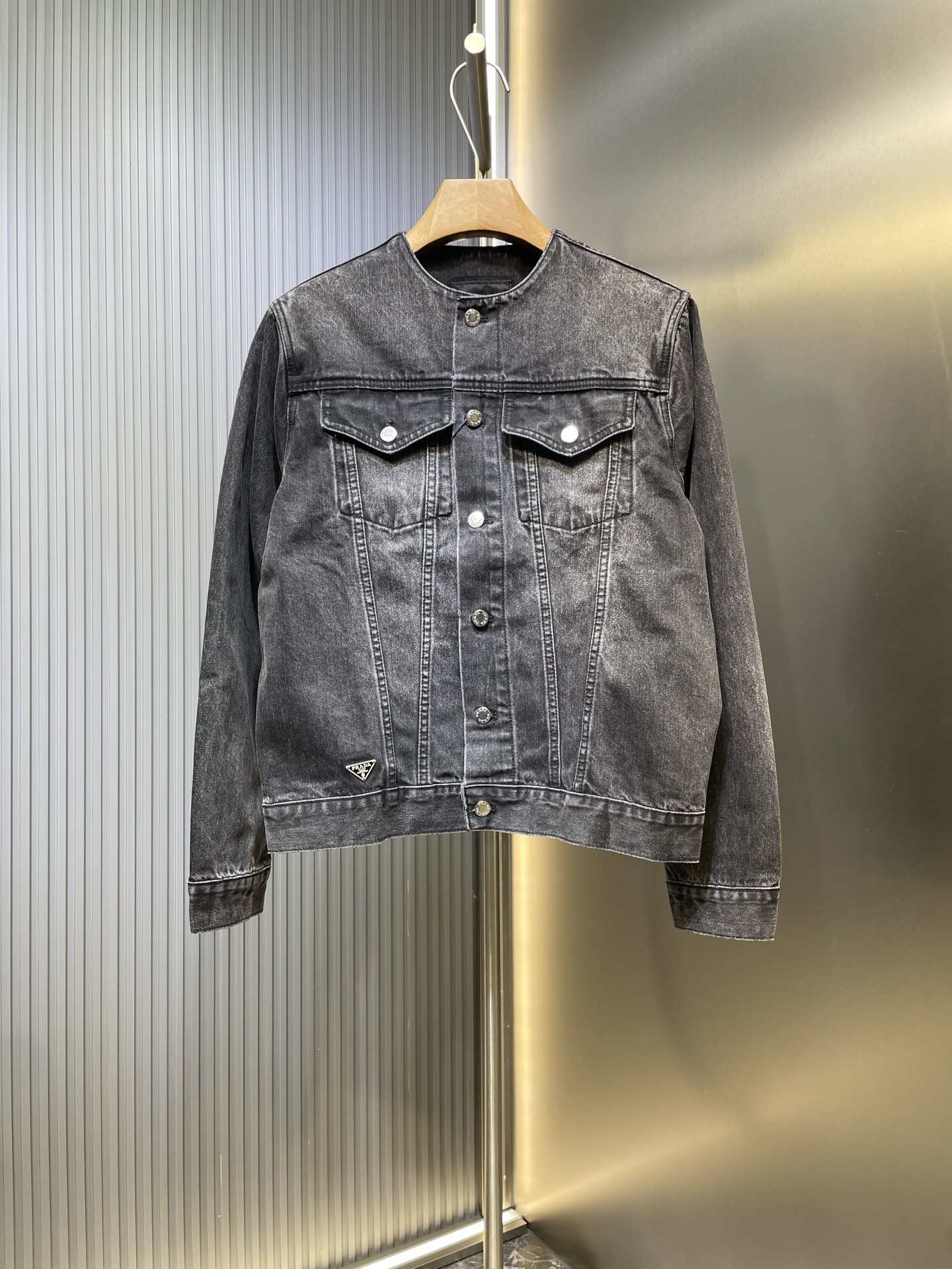 NO:530417,PRADA classic solid color water-washed casual denim jacket genuine 7709 purchase fixed dyed twill 10*10 denim fabric artificial monkey laundry washing custom 11 triangle mark custom 11 quad buckle custom 11 leather mark. Custom 11 trademark fit style S M L XL,,prada, jackets & coats,alexander wang19860909PRADA经典纯色水洗休闲牛仔外套 正品7709购入 定染斜纹10*10牛仔面料 人工马骝 成衣洗褪 定制11三角标 定制11四合扣 定制11皮标.定制11商标 合身版型 尺码S M L XL,,prada,jackets & coats,alexander wang,Men's clothing