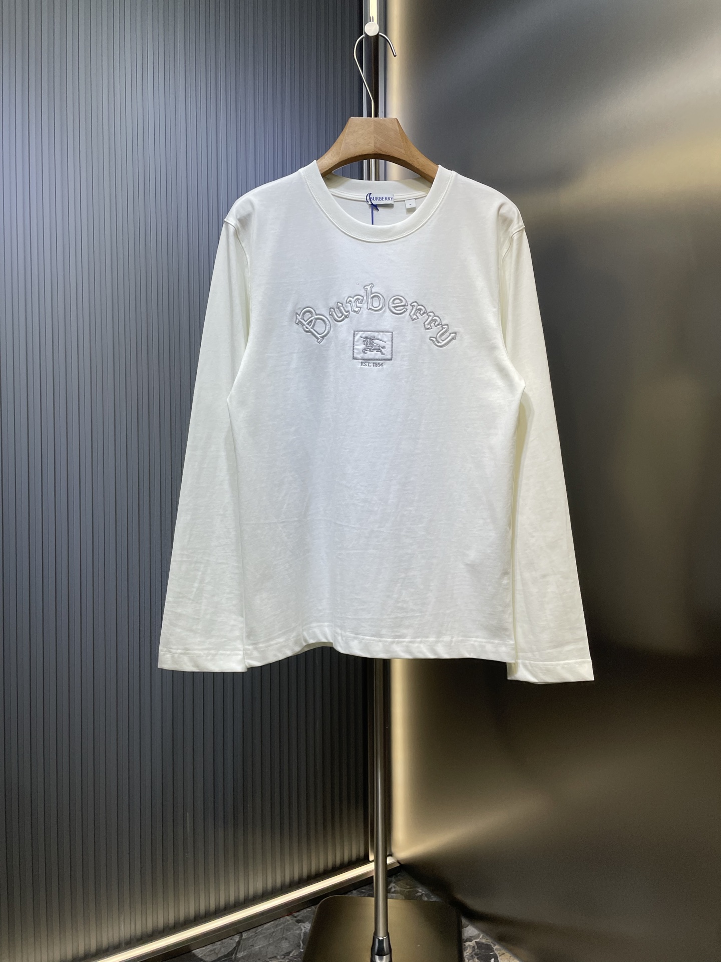 NO:530419,Burberry 25ss autumn new equestrian knight embroidery Gothic cotton slightly loose long-sleeved T-shirt is made of high-subscription jersey fabric, with delicate and soft texture. Letter logo and knight embroidery classic elements, presented in Gothic retro style, slightly loose cut looks lazy S M L XL, burberry, burberry, tees, t-shirt, alexander wang19860909Burberry 巴宝莉 25ss秋季新款马术骑士刺绣哥特风棉质稍宽松长袖T恤衫 采用客供高支数平纹针织面料 质感细腻柔软.字母 logo和骑士刺绣经典元素,以哥特复古风格呈现,稍宽松剪裁显得慵懒 尺码S M L XL,,burberry,burberry,tees，t-shirt,alexander wang,Men's clothing