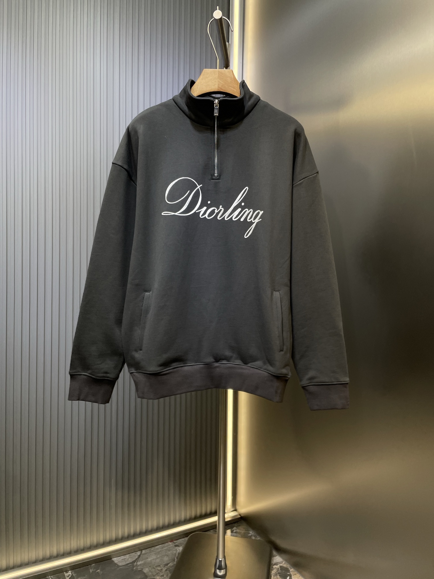 NO:530420,DIOR 25SS flocked printed semi-zipper stand-up collar sweatshirt genuine 15500 purchase 420g combed cotton fleece sweatshirts fashion brand pull-up ribbed flocked printing fabric fermented wash Custom 11 zipper Custom 11 trademark Loose fitting Size S M L XL,,dior,hoodie,sweatshirts,alexander wang19860909DIOR 25SS 植绒印花半拉链立领卫衣 正品15500购入 420克精梳棉质抓绒卫衣料 潮牌拉架罗纹 植绒印花 面料酵洗 定制11拉链 定制11商标 宽松版型 尺码S M L XL,,dior,hoodie,sweatshirts,alexander wang,Men's clothing