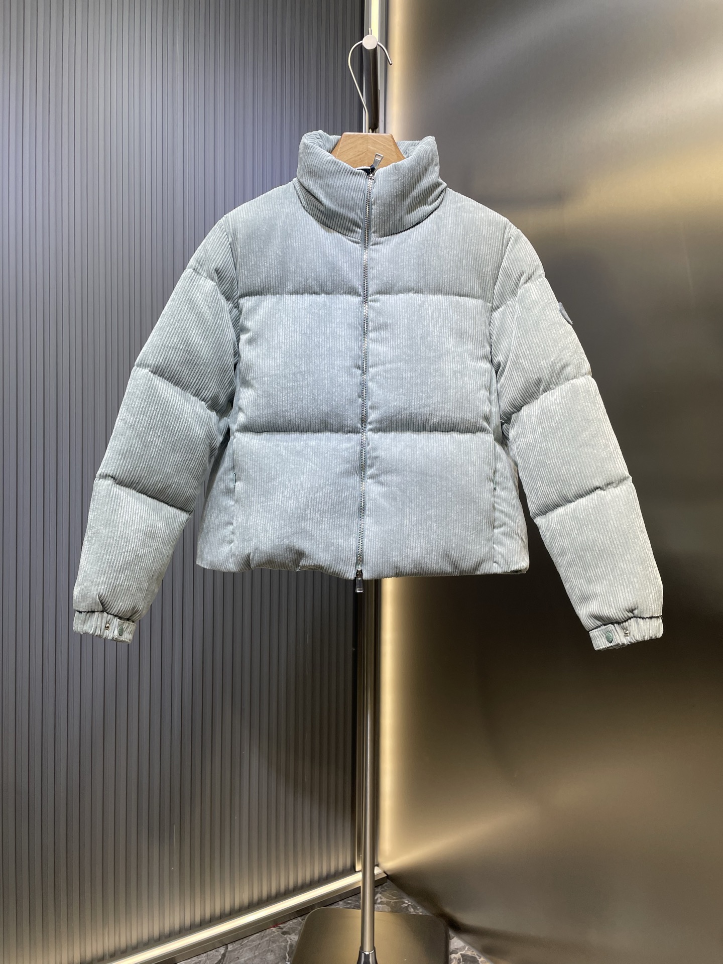 NO:530423,Moncler FW macaron water blue cordus down jacket Antre down jacket classic short model macaron color, I will fall into it at a glance This winter I want to become a vibrant girl with milk~ Glacier tone breaks the dark color of winter, gentle and durable, especially healing, 90 white duck down, loose H-shaped slightly lowered shoulder style, slimming and hiding flesh, very stylish upper body, classic and versatile. Small stand-up collar design, windproof and warm hem adjustable drawstring design, strong inclusiveness. The fabric is 97 polyester 3 spandex, thick feel, high toughness, good softness, good looking and warm~ High version spot size 0 1 2 3,,Moncler, down jacket, alexander wang19860909蒙口 moncler FW马卡龙水蓝色 灯芯绒羽绒服Antre羽绒服经典款短款 马卡龙色系,看一眼就沦陷 这个冬天我要成为奶里奶气的元气少女~冰川色调 打破冬季一水儿的深色 温柔耐看特别治愈,90白鸭绒, 宽松的H型微落肩版型 显瘦藏肉,上身非常有型 经典百搭.小立领设计,防风保暖下摆可调节抽绳设计 包容性强.面料是97涤纶3氨纶 手感厚实 韧性高 柔软度好,嘎嘎好看还保暖~高版本现货  尺码0 1 2 3,,Moncler,down jacket,alexander wang,Men's clothing