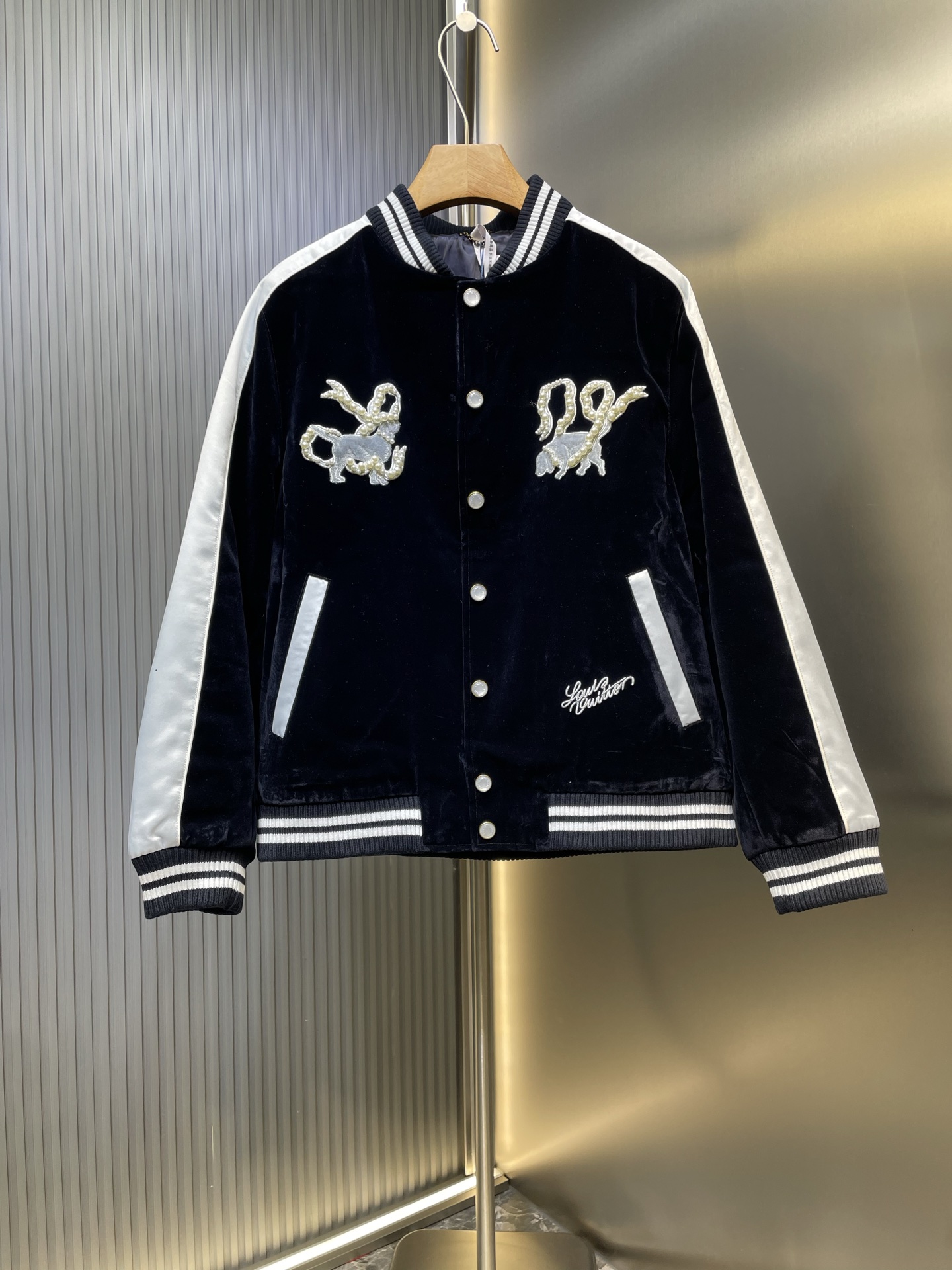 NO:530426,LOUIS VUITTON25SS Velvet Tanning Yokosuka Jacket Authentic 35500 Purchase and Development 7*7 Twill Custom Flat Machine Rib Human Wire Lining Washing Cotton 1000 Custom 11 Chain Custom 11 Button Custom 11 Beads Custom 11 Trademark Loose Size 46 48 50 52,,louis vuitton,jackets & coats,alexander wang19860909LOUIS VUITTON25SS丝绒丹宁横须贺夹克 正品35500购入开发 7*7斜纹植 定制扁机罗纹 人丝里布 洗水棉1000 定制11链子 定制11纽扣 定制11珠子 定制11商标 宽松版型 尺码46 48 50 52,,louis vuitton,jackets & coats,alexander wang,Men's clothing