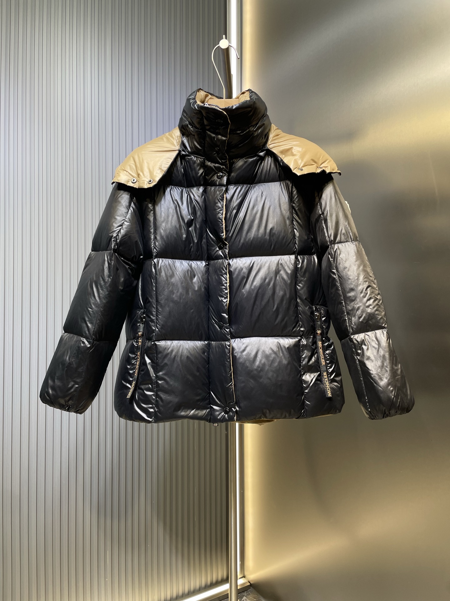 NO:530429,Moncler Co-branded down jacket, special grade, original custom hardware accessories, fully imported, original customization, welcome to compare, absolutely high quality, top-grade 90 white duck down, super soft, fluffy and full, super heavy fabric, perfect style, pay attention to the super comfortable fabric, exclusive model, non-market goods, size 0123,, down jacket, alexander wang19860909moncler 联名羽绒服 特级 原版订制五金配件全进口原版定制 欢迎对比 绝对的高品质 采用顶级90白鸭绒 超柔软 充羽量蓬松饱满 超级重面料做工杠杠的版型完美 注意面料超舒服 独家款 非市场货 尺码0123,,down jacket,alexander wang,Men's clothing