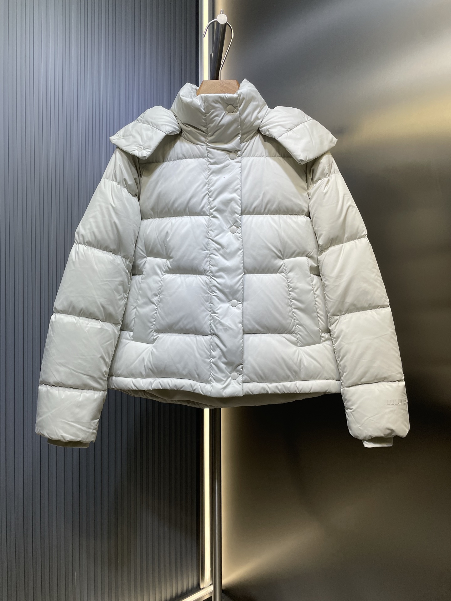 NO:530435,Lululemon New product LW4BTOS women's style #lululemon thin design concept This warm down will accompany you through the cold winter; the hem is adjustable, and it is shaped as needed, and locks heat at the same time, and is not afraid of cold wind. Fabric + Features SoftMatteTM fabric can block wind, ultra-light, and the fabric is super delicate, not easy to get wet by water 90 goose velvet filling 600 fluffy goose velvet filling, light and warm Removable hoodable design Adjustable hem design Outer zipper pocket, built-in hidden bag The waist is adjustable, with curved effect The cuffs and logo are made of silicone material, with significant three-dimensionality and texture. It is one of the biggest selling points of this model. The silicone process is a popular printing option that has emerged in recent years. We use imported hot silicone The biggest advantage of the template is its excellent environmental protection and excellent quality. The inner pocket, loose tailoring, loose tailoring, fluffy design does not look bloated. The length is just right. The inner multi-lane car line is guaranteed to prevent the fabric from getting stuck on the zipper. It is simply designed, fashionable and versatile, suitable for Asian people. Overall pressure craftsmanship Size2 4 6 8,, down jacket, hats, alexander wang19860909Lululemon露露乐檬 新品 LW4BTOS女款#lululemon轻薄 设计理念 这款温暖的羽绒伴你度过寒冬；下摆可调节,按 需造型,同时锁住热量,不怕寒风 面料+特点 SoftMatteTM面料可挡风,超轻,面料超细腻,不 易被水沾湿 90鹅绒填充 600蓬松度鹅绒填充,轻盈温暖 可拆卸连帽设计 可调节下摆设计 外侧拉链口袋,内置隐藏式袋 腰身可调节,有曲线的效果 袖口和Logo采用硅胶材质,立体感和质感显著 增强,是这款最大卖点之一,硅胶工艺是近几年 兴起的热门印花选项,我们采用的是进口热硅胶 模板进行制作,最大的优点是因其优异的环保性和上 佳的品质 内侧口袋,存放所需品宽松剪裁 宽松剪裁, 蓬松设计不显臃肿 长度刚刚好 内里多道车线保证,防止面料卡在拉链上 简直设计,时尚百搭,适合亚洲人群 整体压较工艺 Size2 4 6 8,,down jacket,hats,alexander wang,Men's clothing