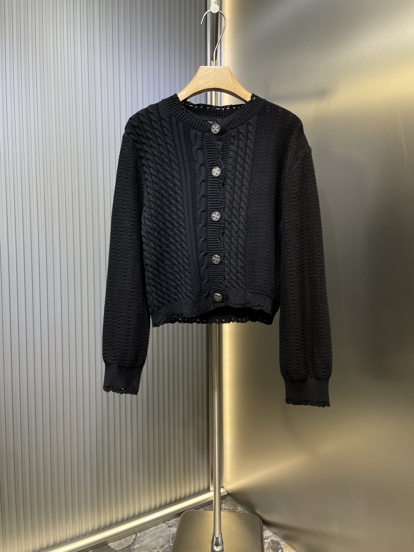 NO:550547,Enfants Riches Deprimes Twist sweater cardigan, fixed wool thick, high-density cotton wool material, excellent texture, comfortable skin, deep black as the base, calm and atmospheric, laying the front with an absolutely symmetrical sense of order, five bronze buttons arranged vertically along the placket, vertical rope patterns have a visual slimming effect, following the golden ratio, the back frame is deliberately disordered torn the regularity of the front frame, asymmetric loopholes are like star tracks, wonderful ideas, it is the rebellion of contemporary design against perfectionism, highlighting the brand's 'melancholy rich second generation' concept, restrained ritual sense, less is more, Craft 1 rope pattern carving and weaving method, advanced knitting techniques that combine three-dimensional twisting rope technology with asymmetric hollowing technology, form graphic loopholes of different sizes through needle hollowing  Finally, the burr curve of the spiral hole edge of each knot is manually fine-tuned. Process 2: Three-dimensional cork weaving. Through clever shifting and interweaving of the coils, cross-shifting adjacent coils. Form the twisting effect of the cork. The lines are smooth and regular. Time-consuming and labor-intensive. Process 3: Washing and softening deodorization process. Deep cleaning and deodorization of the clothing through professional washing equipment and specific detergents. Improve the feel and appearance of the clothing. Accessories. Customized 1:1 ERD buttons. Customized 1:1 ERD trademark. Sizes S M L XL,,sweaters, gold,alexander wang.19860909Enfants Riches Deprimes 麻花毛衣开衫 定织绞骨厚筑高密棉织毛料 质感卓越 舒适贴肤 以深邃黑色为底 沉稳大气 以绝对对称的秩序感铺陈前幅 五粒古铜纽扣沿门襟纵向排列 纵向绳纹自带视觉显瘦效果 遵循黄金分割比 例 后幅以刻意的无序撕裂前幅的规整 非对称漏洞如星轨散落 奇思妙想 恰是当代设计对完美主义的反叛 突出品牌“忧郁的富二代”理念 克制的仪式感 少即是多 工艺1绳纹雕镂织法 将立体扭绳工艺与非对称镂空技术结合的高阶针织技法 通过抽针镂空方式 形成大小不一的图形漏洞 最终对每处绳结的螺旋漏洞边缘的毛边弧度进行手工微调 工艺2: 立体绞花精织 通过对线圈的巧妙移位和交织 将相邻的线圈进行交叉移位 形成绞花的扭曲效果 线条流畅规整 耗时费力 工艺3: 成衣洗水加软去味工艺 通过专业的洗涤设备和特定的洗涤剂 对衣物进行深度清洁和去味处理 改善衣物的手感和外观 辅料 定制1:1 ERD 纽扣 定制1:1 ERD 商标 版型 合身版型 尺码 S M L XL,,sweaters,gold,alexander wang,Men's clothing