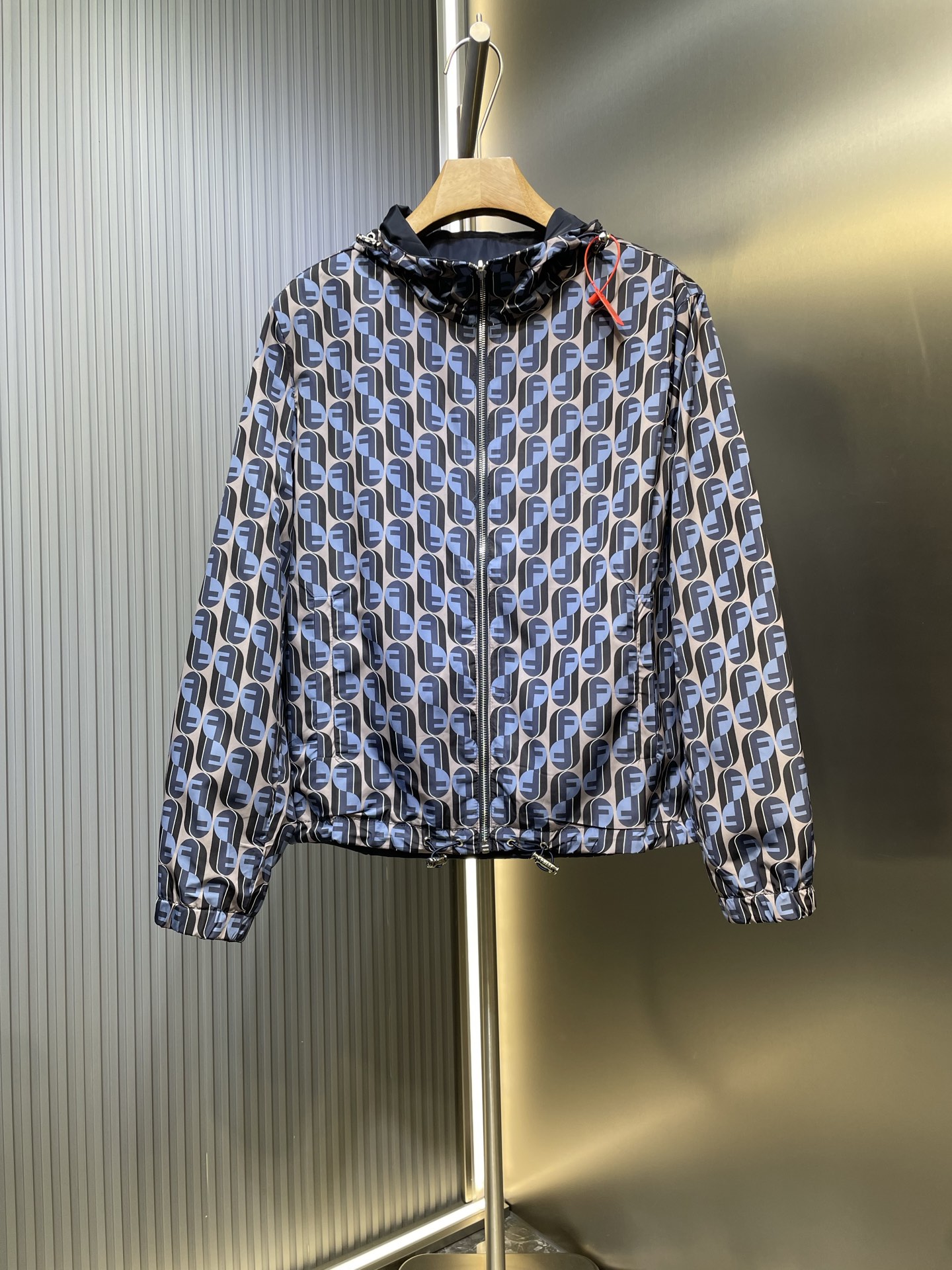 NO:550550,Fendi double-sided hooded jacket Customized intelligent nylon trench coat material Excellent texture Comfortable skin Focused on the skin Main tone with deep gray and blues One dress and two-sided charm One side is decorated with a full Fendinity pattern like the code written by a brand gene The other side is embellished with a neat and exquisite metal FF on the front, presented in a simple and atmospheric posture The contour lines of the hat are smooth and natural, adding a sense of casualness Both sides can be worn freely to switch between neat and free, a fashionable weapon to show unique charm Craft 1 Printing using digital direct injection technology Analyze original typesetting through the machine Convert pattern information into digital signals Directly spray dye onto the surface of the fabric to achieve high-resolution printing effect Clear details Natural color Craft 2: Laser flowering process Advanced process of pattern engraving using laser technology Project laser to the surface of the material  Make the material partly heated to melt quickly and form a full Fendinity pattern. The position and shape can be accurately controlled. Process 3: Computer positioning laser cutting. Use the laser generator to generate a beam of high power density. Focused into tiny light spots through the focus lens group to achieve accurate cutting of the cut sheet. Process 4: Template opening bag Preset templates to guide the position of the bag Shape and size Accuracy ensures the quality of the bag opening effect Auxiliary materials Customized 1:1 Fendi Adjustment buckle Customized 1:1 Fendi corn Customized 1:1 Fendi pull tab Customized 1:1 Fendi zipper Customized 1:1 Fendi FF metal Customized 1:1 Fendi trademark Size 48 50 52 54 Function Double-sided wearable Free matching Model number  25347-C05,,fendi,jackets & coats,hats,alexander wang19860909Fendi 双面穿连帽夹克 定制智感塑型锦纶风衣料 质感卓越 舒适贴肤 以深邃的灰蓝调作主基调 一衣两境 双面魅力 一面饰以全幅Fendinity图案铺陈 如同品牌基因的密码书写 另一面以利落而精致的金属FF点缀于正面 以简约而大气的姿态呈现 帽子的轮廓线条流畅自然 增添随性之感 两面皆可穿 在利落与洒脱间自由切换 展现独特魅力的时尚利器 工艺1采用数码直喷技术印花 通过机器分析原版排版 将图案信息转化为数字信号 将染料直接喷射到面料表面 实现高分辨率的印花效果 细节清晰 色彩自然 工艺2:激光烧花工艺 利用激光技术进行花纹刻划的先进工艺 将激光投射到材料表面 使材料局部迅速加热至熔化 形成全幅Fendinity图案 可以精确控制位置和形状 工艺3: 电脑定位激光切割 利用激光发生器产生高功率密度的束 经过聚焦透镜组聚焦成微小的光点 实现对裁片的精准切割 工艺4: 模版机开袋 预设的模板来指导开袋的位置 形状和大小 精确性确保了开袋效果质量 辅料 定制1:1 Fendi 调节扣 定制1:1 Fendi 鸡眼 定制1:1 Fendi 拉片  定制1:1 Fendi 拉链 定制1:1 Fendi FF金属 定制1:1 Fendi 商标 版型 宽松版型 尺码 48 50 52 54 功能 双面可穿 自由搭配 款号 25347-C05,,fendi,jackets & coats,hats,alexander wang,Men's clothing